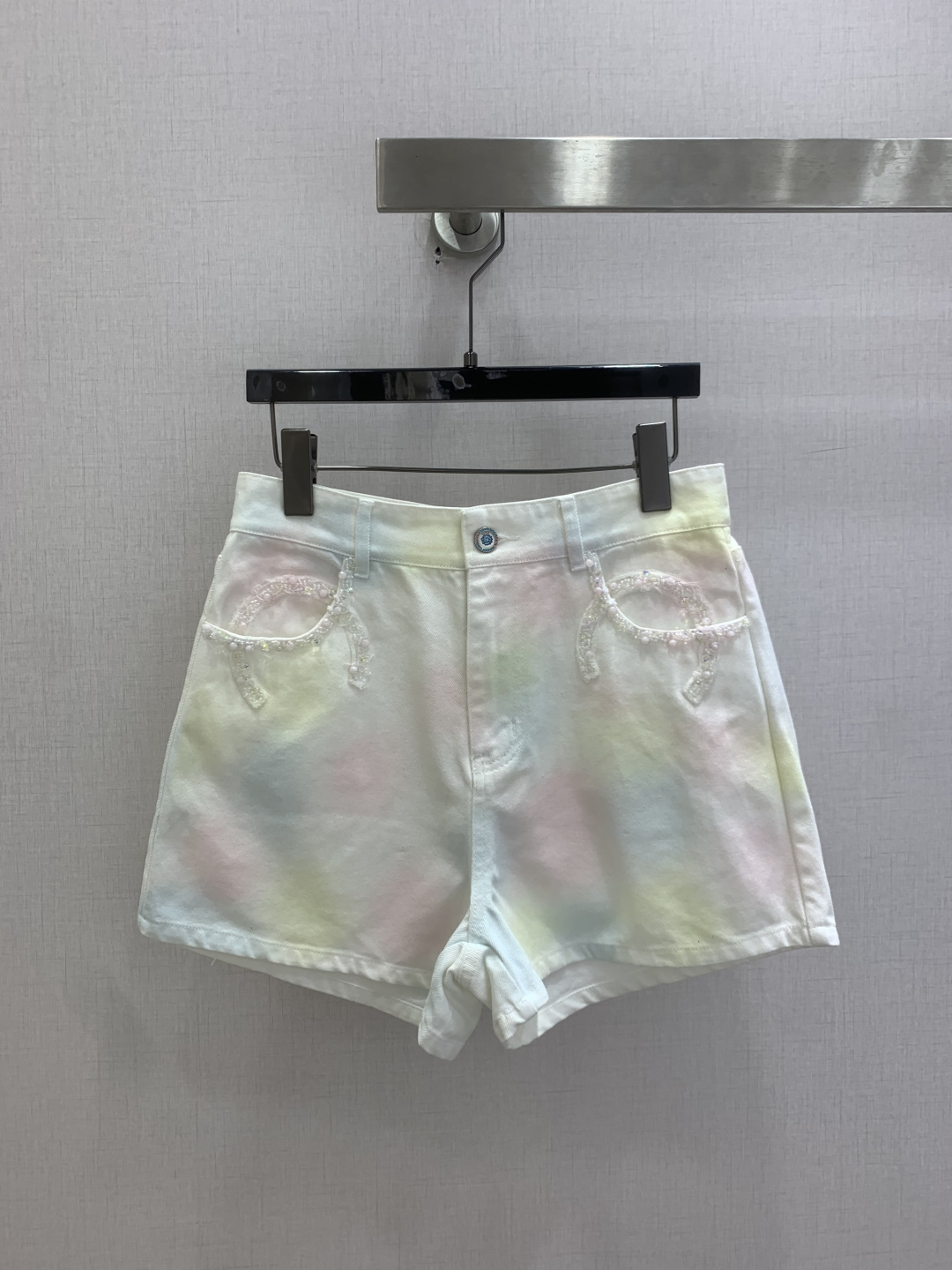 NO:824125,Highly recommended 26 spring and summer new gradient printed beaded shorts, the entire series is produced by Rocket Speed!  The three-dimensional tailoring of the whole piece makes it an all-around exquisite star outfit. The upper body is super covered and the body is slimming. The proportions of the legs are super stretched. A series of items that are easy to match. It gives a refreshing and fashionable sense of high-end. It is elegant and fashionable in daily life and is very versatile. The color is very beautiful. The fabric is high-end and textured. One color SML code. High quality ABC,,shorts,19860909强烈推荐 26春夏新款 渐变印花钉珠短裤 全系列火箭速度出品！整件立体剪裁 全方位精致做明星穿搭 上身超级遮肉显瘦 超拉腿部比例 巨好搭配的一系列单品 穿出清爽时髦的高级感 日常优雅又时髦巨百搭 颜色很好看 面料高级又有质感 一个色 SML码 高品质ABC,,shorts,,Women's clothing