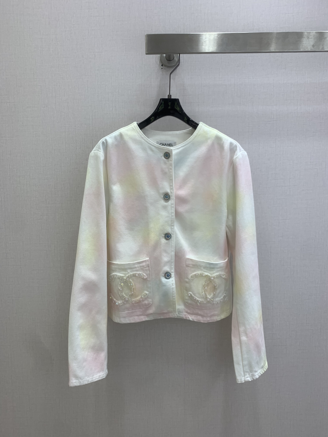 NO:824107,Highly recommended 26 spring and summer new gradient printed beaded round neck jacket. The entire series is produced at Rocket Speed!  The whole piece is three-dimensional tailoring, all-round exquisite and suitable for celebrities. The upper body is super covered and the body is slimming. The proportion of the legs is super stretched. A series of items that are easy to match. It gives a refreshing and fashionable sense of high-end. It is elegant and fashionable in daily life. It is very versatile. The color is very beautiful. The fabric is high-end and textured. One color SML code. High quality ABC, jackets & coats,19860909强烈推荐 26春夏新款 渐变印花钉珠圆领外套 全系列火箭速度出品！整件立体剪裁 全方位精致做明星穿搭 上身超级遮肉显瘦 超拉腿部比例 巨好搭配的一系列单品 穿出清爽时髦的高级感 日常优雅又时髦巨百搭 颜色很好看 面料高级又有质感 一个色 SML码 高品质ABC,,jackets & coats,,Women's clothing