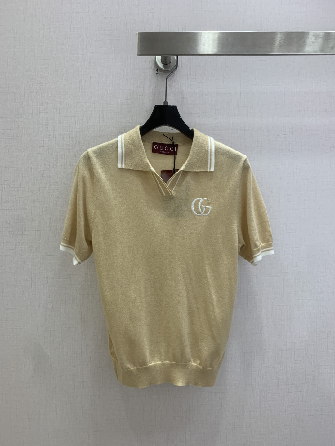 NO:824047,Highly recommended 26 spring and summer new products, contrasting double G short-sleeved top, classic sweater, wool, delicate and soft texture. Classic age-reducing item!  The pattern doesn’t make your upper body look slimmer!  A perfect item that Bai Fumei must buy. The texture is superb and the workmanship is perfect!  Grab the spot now and get the big orders!  One color SML code high quality ABC, sweaters, T-shirt,19860909强烈推荐 26春夏新品 撞色双G短袖上衣 经典毛衣 羊毛 质感细腻软糯.经典减龄单品！版型不挑人上身巨显瘦！白富美必收的完美单品.质感超赞完美做工品质！现货开抢 大单子甩过来！一个色 SML码 高品质ABC,,sweaters,T-shirt,,Women's clothing
