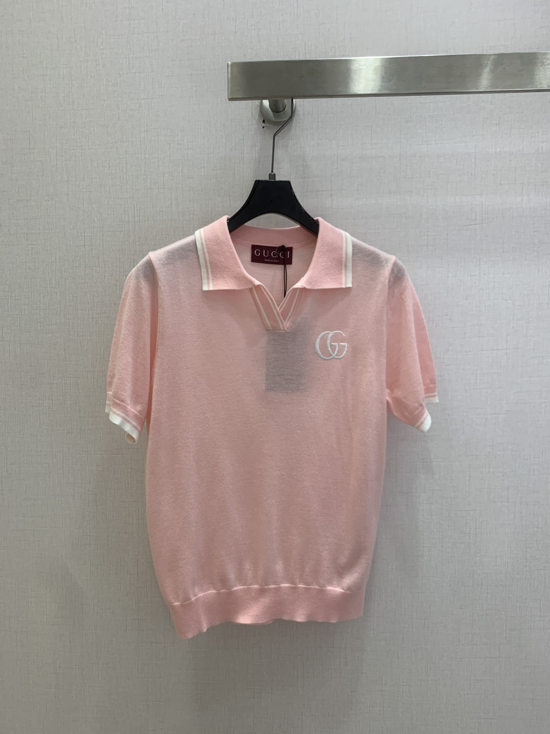 NO:824027,Highly recommended 26 spring and summer new products, contrasting double G short-sleeved top, classic sweater, wool, delicate and soft texture. Classic age-reducing item!  The pattern doesn’t make your upper body look slimmer!  A perfect item that Bai Fumei must buy. The texture is superb and the workmanship is perfect!  Grab the spot now and get the big orders!  One color SML code high quality ABC, sweaters, T-shirt,19860909强烈推荐 26春夏新品 撞色双G短袖上衣 经典毛衣 羊毛 质感细腻软糯.经典减龄单品！版型不挑人上身巨显瘦！白富美必收的完美单品.质感超赞完美做工品质！现货开抢 大单子甩过来！一个色 SML码 高品质ABC,,sweaters,T-shirt,,Women's clothing