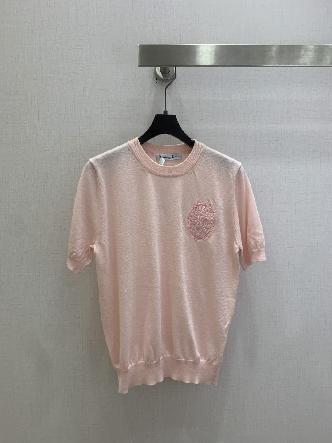 NO:824007,Highly recommended 26 spring and summer new products, badge embroidered knitted short-sleeved top, classic sweater, wool, delicate and soft texture. Classic age-reducing item!  The pattern doesn’t make your upper body look slimmer!  A perfect item that Bai Fumei must buy. The texture is superb and the workmanship is perfect!  Grab the spot now and get the big orders!  Two colors SML code high quality ABC, sweaters, T-shirt,19860909强烈推荐 26春夏新品 徽章刺绣针织短袖上衣 经典毛衣 羊毛 质感细腻软糯.经典减龄单品！版型不挑人上身巨显瘦！白富美必收的完美单品.质感超赞完美做工品质！现货开抢 大单子甩过来！两个色 SML码 高品质ABC,,sweaters,T-shirt,,Women's clothing