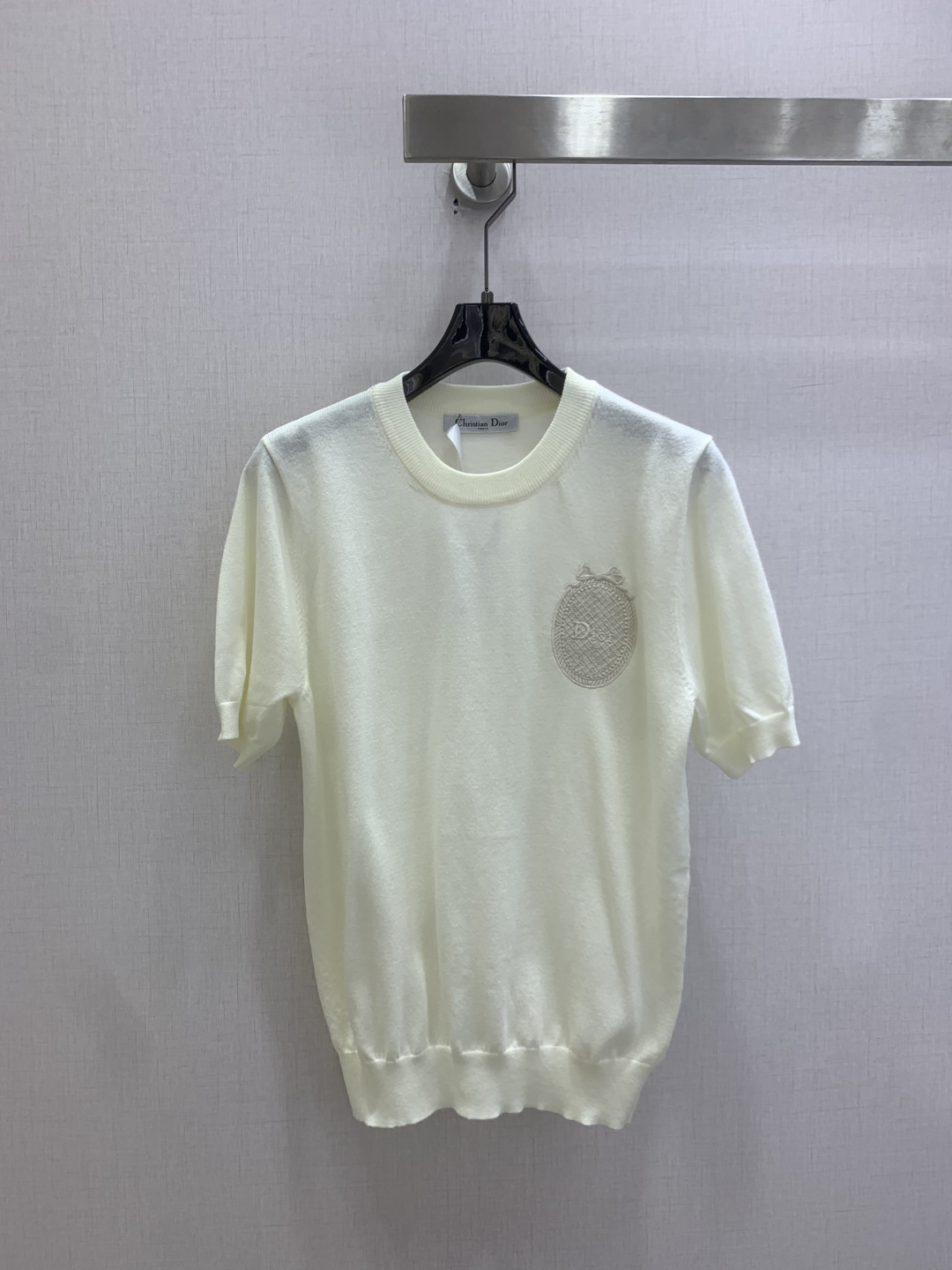 NO:823988,Highly recommended 26 spring and summer new products, badge embroidered knitted short-sleeved top, classic sweater, wool, delicate and soft texture. Classic age-reducing item!  The pattern doesn’t make your upper body look slimmer!  A perfect item that Bai Fumei must buy. The texture is superb and the workmanship is perfect!  Grab the spot now and get the big orders!  Two colors SML code high quality ABC, sweaters, T-shirt,19860909强烈推荐 26春夏新品 徽章刺绣针织短袖上衣 经典毛衣 羊毛 质感细腻软糯.经典减龄单品！版型不挑人上身巨显瘦！白富美必收的完美单品.质感超赞完美做工品质！现货开抢 大单子甩过来！两个色 SML码 高品质ABC,,sweaters,T-shirt,,Women's clothing