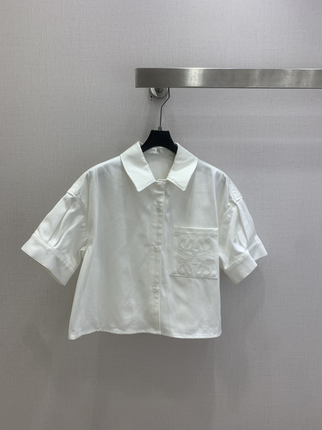 NO:823978,Highly recommended 26 spring and summer new style embroidered pocket short-sleeved shirt. The loose feel of a clean white shirt is the most comfortable start to summer. It is refreshing and proportional. The embroidered logo on the chest is low-key and textured. The cotton-like fabric is breathable and not sweaty. It can be worn for daily commuting and weekend dates. One color SMLXL code High quality ABC, shirts, T-shirt,19860909强烈推荐 26春夏新款 刺绣口袋短袖衬衫 干净白衬衫的松弛感,是夏天最舒服的开场白.清爽又显比例.胸前的刺绣logo低调又有质感,棉感面料透气不闷汗,日常通勤、周末约会都能打.一个色 SMLXL码 高品质ABC,,shirts,T-shirt,,Women's clothing