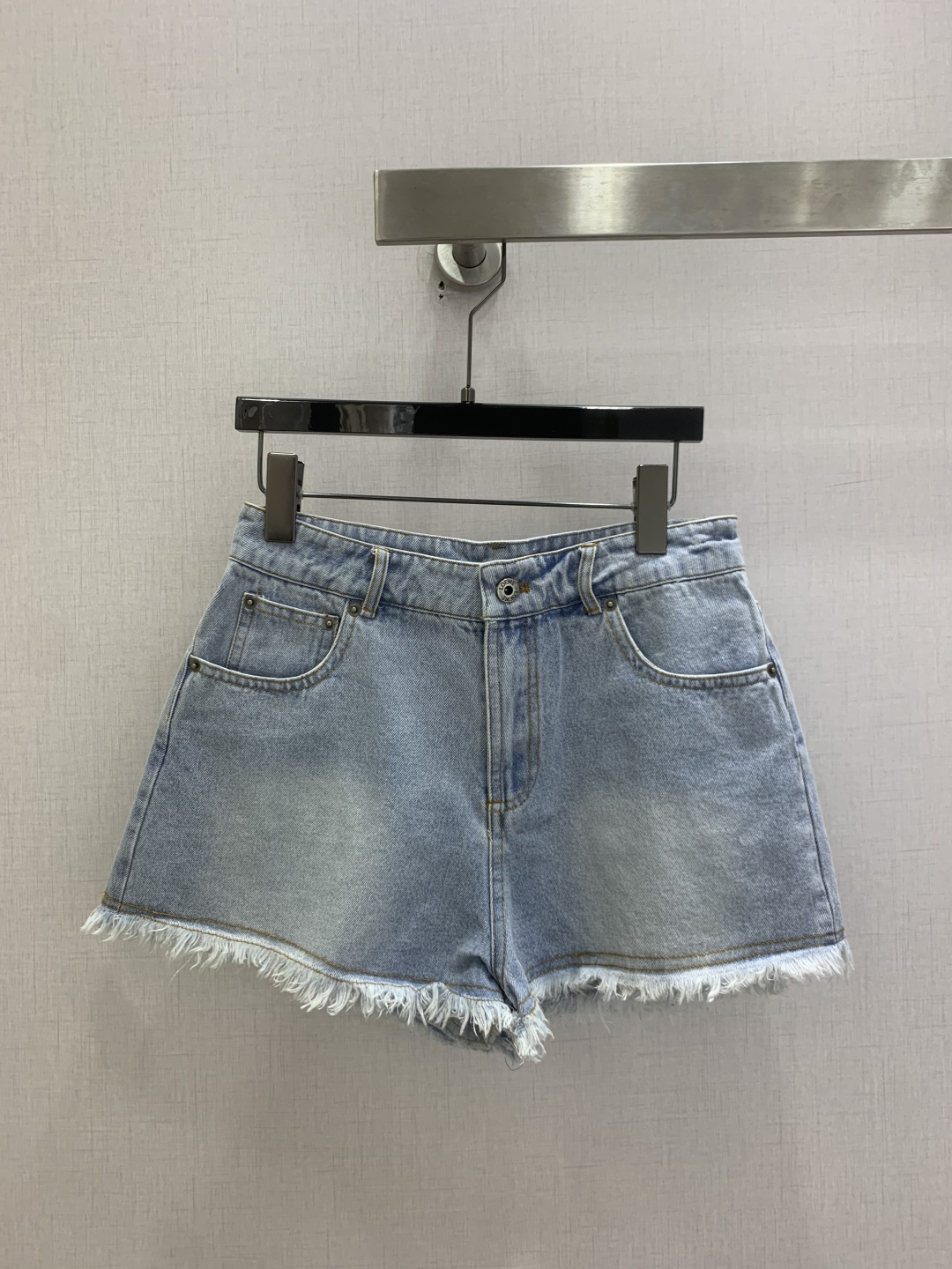 NO:823959,Highly recommend this 26 spring and summer new style embroidered raw edge denim shorts. Raw edge light blue washed denim fabric, soft but not collapsed, with a distressed soft focus texture, the upper body is refreshing and not stuffy. The Anagram logo is embroidered with thousands of needles on the front and rear pockets, exquisite and three-dimensional, low-key and high-level recognition. The raw edge design of the shorts + the brand leather label on the back waist, full of details, A-line version hides the flesh, slimming down without picking up the legs. One color SMLXL code, high quality ABC,,shorts,19860909强烈推荐这 26春夏新款 刺绣毛边牛仔短裤 毛边浅蓝水洗牛仔面料,软而不塌,自带做旧柔焦质感,上身清爽不闷热 前后口袋万针刺绣Anagram标识,精致立体,低调自带高级辨识度 短裤毛边设计+后腰品牌皮标,细节拉满,A字版型藏肉显瘦不挑腿型 一个色 SMLXL码 高品质ABC,,shorts,,Women's clothing