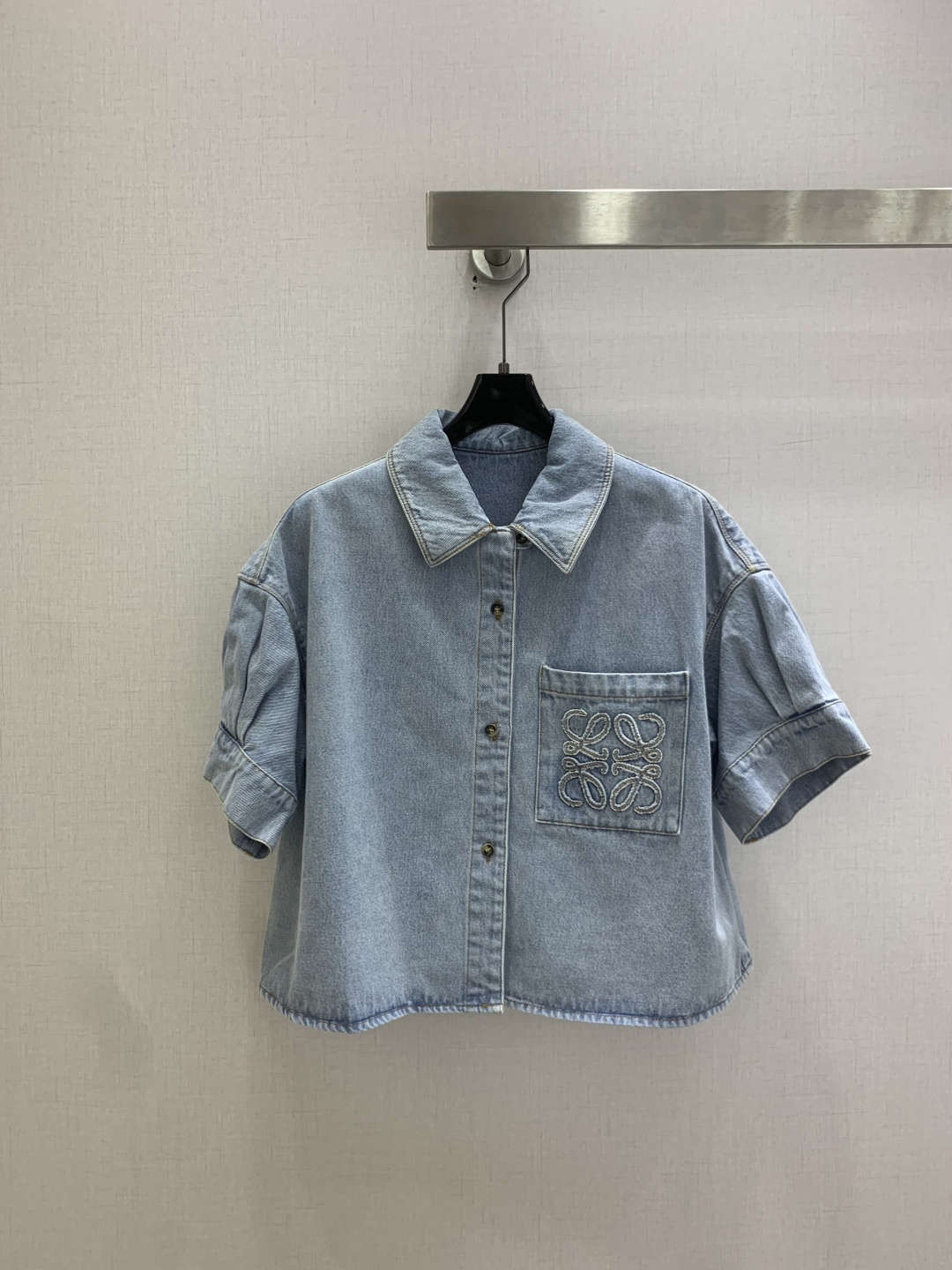 NO:824041,Highly recommended 26 spring and summer new style embroidered pocket denim short-sleeved shirt, off-shoulder short-sleeved shirt + cut-off shorts suit, with a casual and lazy atmosphere, the embroidery details on the chest are low-key and textured, the gentle color of washed denim, casually paired with a pair of sandals or white shoes, you can wear it effortlessly fashionable One color SMLXL code High quality ABC, sandals, shorts, shirts, T-shirt,19860909强烈推荐 26春夏新款 刺绣口袋牛仔短袖衬衫 落肩短袖衬衫+毛边短裤的套装,自带随性慵懒的氛围,胸前的刺绣细节低调又有质感,水洗牛仔的温柔色调,随便搭配一双凉鞋或小白鞋,就能穿出不费力的时髦感 一个色 SMLXL码 高品质ABC,,sandals,shorts,shirts,T-shirt,,Women's clothing