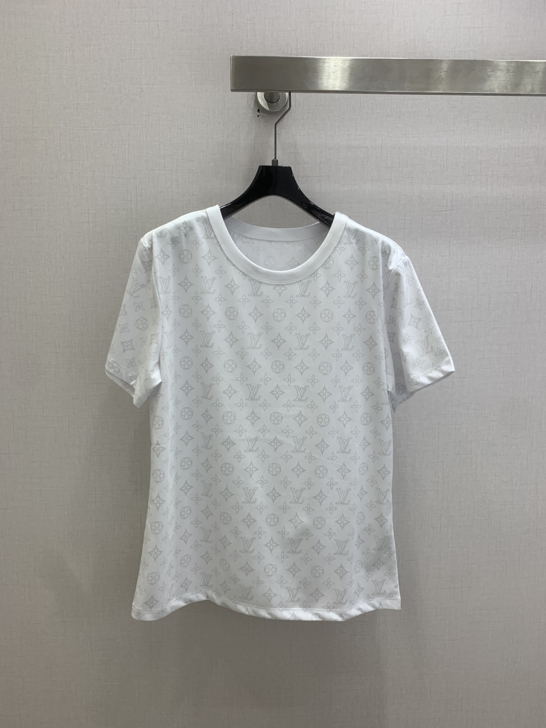 NO:824032,Highly recommended 26 spring and summer new style presbyopic short-sleeved T-shirt. The classic Monogram is presented with exquisite craftsmanship and outlines a low-key luxury texture on a pure white background. The neat round neck tailoring and comfortable silhouette take into account brand recognition and daily practicality. Whether worn alone or layered, it can easily create an effortless sense of luxury. One color SML code High quality ABC, T-shirt, tees, t-shirt,19860909强烈推荐 26春夏新款 老花短袖T恤 经典Monogram以精致工艺呈现,在纯白底色上勾勒出低调的奢华质感.利落的圆领剪裁搭配舒适廓形,兼顾品牌辨识度与日常实穿性,无论是单穿还是叠搭,都能轻松打造不费力的高级感 一个色 SML码 高品质ABC,,T-shirt,tees，t-shirt,,Women's clothing