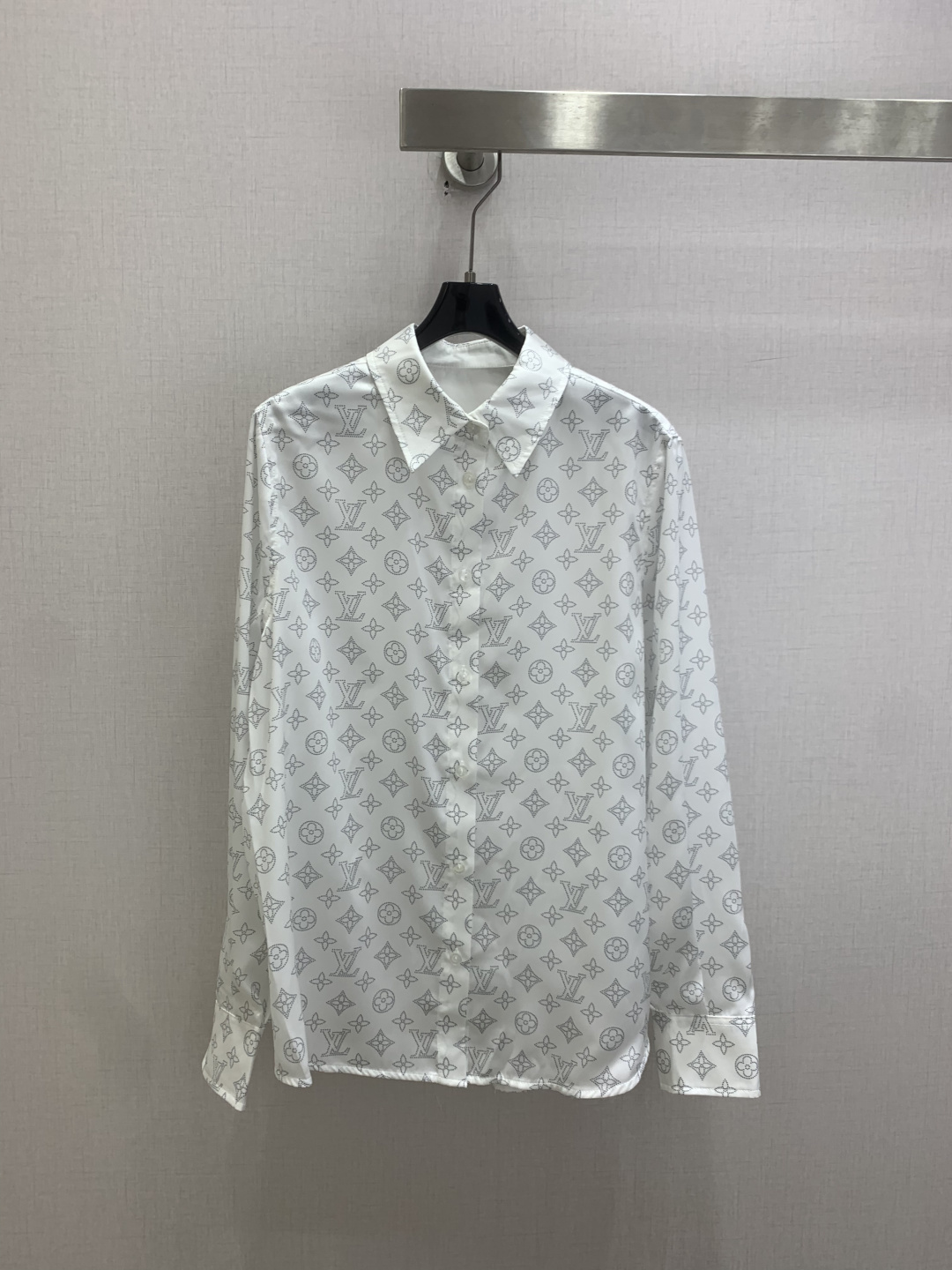 NO:824023,Highly recommended 26 spring and summer new style, long-sleeved shirt with presbyopic lapel, classic lapel + single-breasted design, neat tailoring to modify the body shape, suitable for all kinds of body shapes, suitable for commuting and leisure. Refreshing white tone, versatile and not picky, can be easily matched with suits, jeans, skirts, easy to achieve elegant and high-end style. One color SMLXL code, high quality ABC,,skirts,jeans,shirts,business suit,19860909强烈推荐 26春夏新款 老花翻领长袖衬衫 经典翻领+单排扣设计,利落剪裁修饰身形,适配各种身材,通勤休闲都能驾驭 清爽白调百搭不挑皮,搭配西装、牛仔裤、半裙都能轻松驾驭,轻松拿捏优雅高级风 一个色 SMLXL码 高品质ABC,,skirts,jeans,shirts,business suit,,Women's clothing