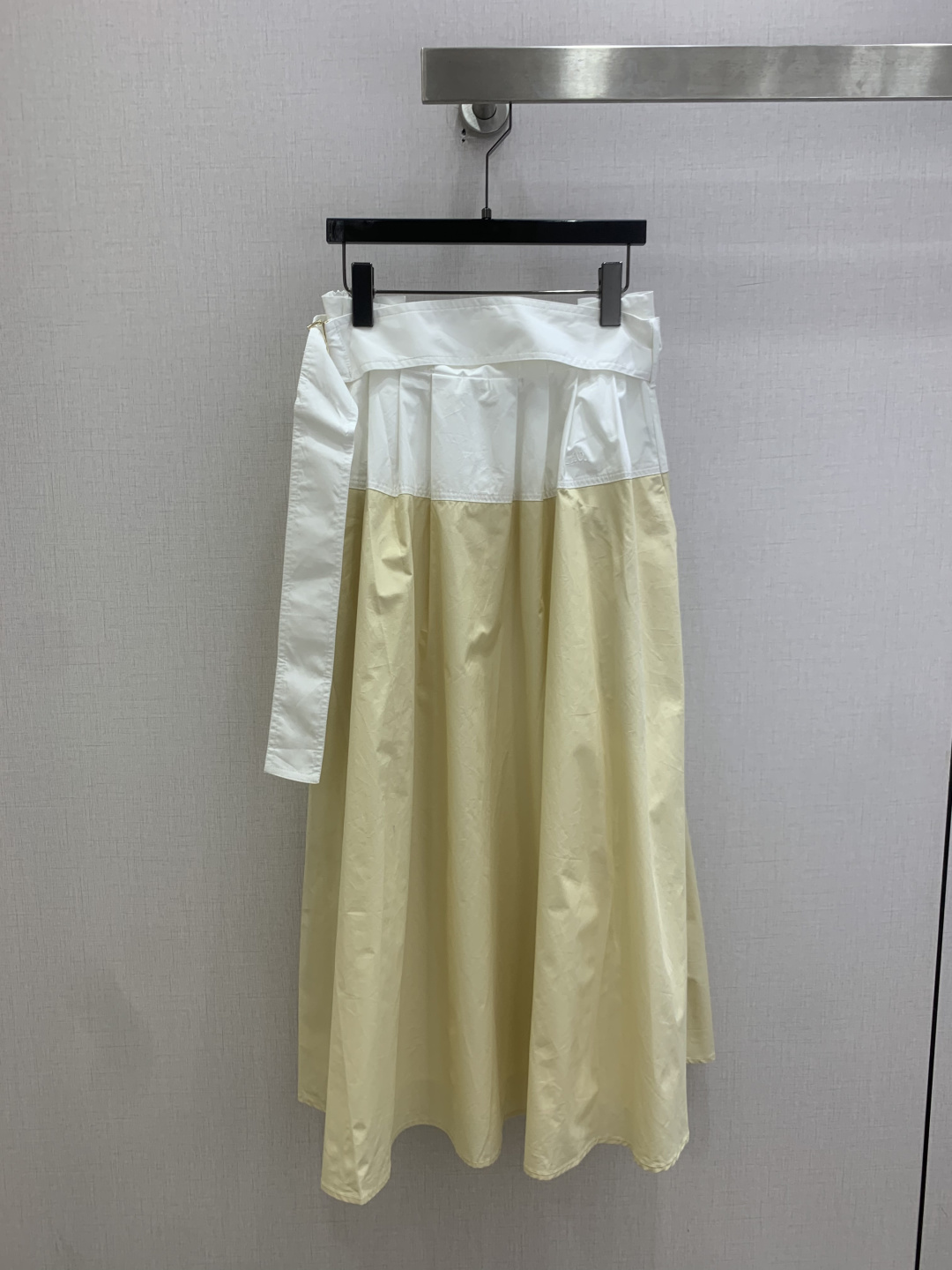 NO:824014,Highly recommended 26 spring and summer new style. Belt with contrasting color embroidery long skirt. High-waisted wide belt + metal buckle design, accurate waist, optimized waist-to-hip ratio, easy to wear high waist line. A-line cut with large hem, excellent drape, hides the flesh and looks slim without picking up the figure, has an elegant aura when walking. One color SMLXL code, high quality ABC,,skirts,19860909强烈推荐 26春夏新款 腰带撞色刺绣长半裙 高腰宽腰带+金属扣设计,精准收腰,优化腰臀比,轻松穿出高腰线 A字大摆剪裁,垂坠感绝佳,藏肉显瘦不挑身材,行走间自带优雅气场 一个色 SMLXL码 高品质ABC,,skirts,,Women's clothing