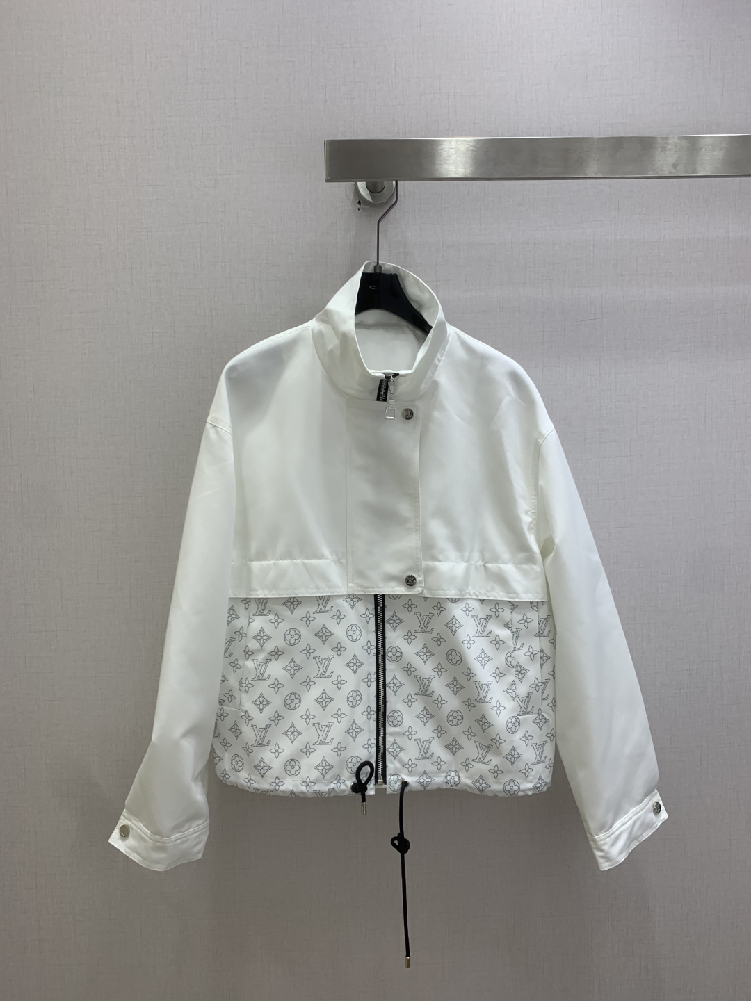 NO:824006,Highly recommended 26 spring and summer new model, stand-up collar spliced ​​long-sleeved jacket, stand-up collar + asymmetric placket + metal zipper, with black drawstring at the hem, the elasticity can be adjusted freely to create different styles. The short silhouette optimizes the body proportions and can be easily matched with jeans, sports pants, skirts, and is suitable for daily travel, light outdoor, dating and other scenarios. One color SMLXL code, high quality ABC, skirts, jeans, jackets & coats,19860909强烈推荐 26春夏新款 立领拼接长袖外套 立领+不对称门襟+金属拉链,搭配下摆黑色抽绳,可自由调节松紧,打造不同风格 短款廓形优化身材比例,搭配牛仔裤、运动裤、半裙都能轻松驾驭,适配日常出行、轻户外、约会等多种场景 一个色 SMLXL码 高品质ABC,,skirts,jeans,jackets & coats,,Women's clothing