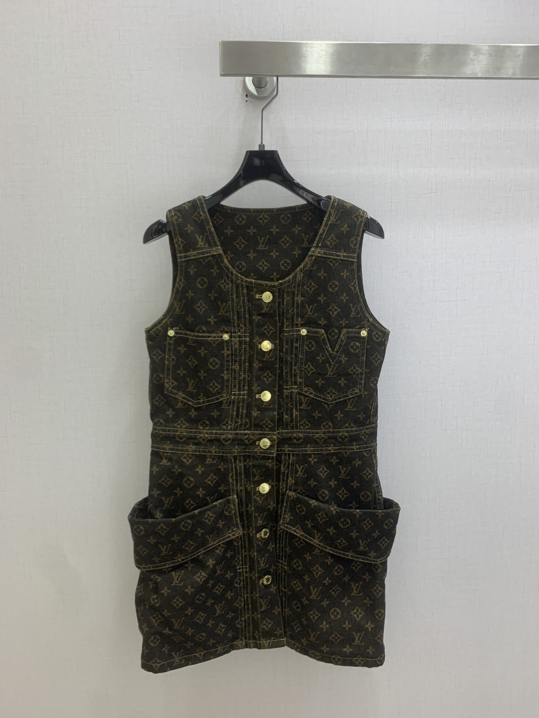 NO:823985,Highly recommended 26 spring and summer new style Presbyopia denim vest dress laser printing series U-shaped collar + waist A-line version × classic Monogram print, work pockets + metal buckle details, full of retro elegance, looks great when worn alone. One color SMLXL code, high quality ABC,,skirts,19860909强烈推荐 26春夏新款 老花牛仔背心连衣裙 激光印花 系列出品 U型领+收腰A字版型×经典Monogram印花,工装口袋+金属扣细节,复古贵气拉满,单穿就很出片.一个色 SMLXL码 高品质ABC,,skirts,,Women's clothing