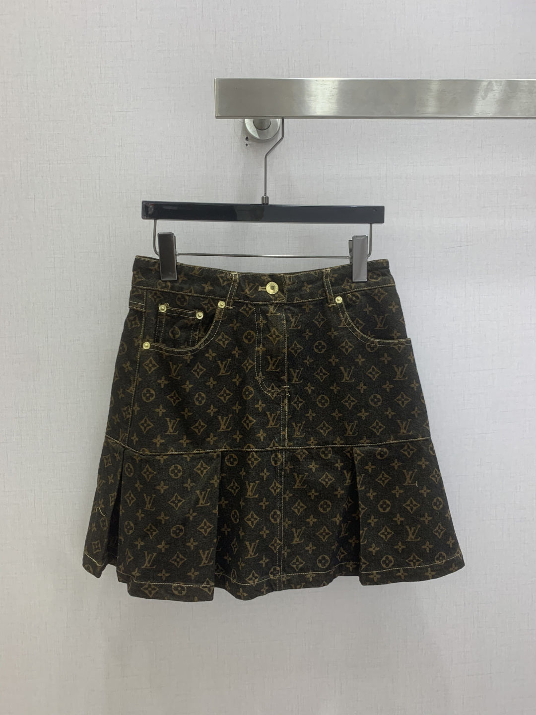 NO:823967,Highly recommended 26 spring and summer new style, presbyopic pleated denim skirt, laser printing series, high-waisted pleated A-line version × classic Monogram printing, modified waist and hips without flattering the figure, retro and old texture, easy to identify with T-shirts/shirts. One color SMLXL code, high quality ABC,,skirts,shirts,tees,t-shirt,19860909强烈推荐 26春夏新款 老花压褶牛仔半裙 激光印花 系列出品 高腰压褶A字版型×经典Monogram印花,修饰腰胯不挑身材,复古做旧质感,搭T恤/衬衫都自带辨识度.一个色 SMLXL码 高品质ABC,,skirts,shirts,tees，t-shirt,,Women's clothing