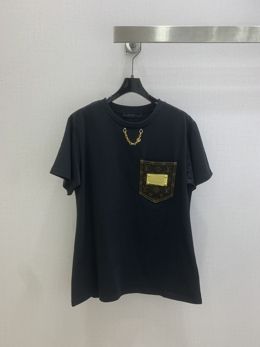 NO:823949,Highly recommended 26 spring and summer new style spliced ​​denim pocket hardware chain short-sleeved T-shirt. The density is very high and the feel is super good. It is really a hard-working one!  !  Perfect details, regular fit!  The upper body is not picky at all, it is simple and generous, and it instantly improves your temperament. Popular recommendation, one color SML code, high quality ABC, T-shirt, tees, t-shirt,19860909强烈推荐 26春夏新款 拼接牛仔口袋五金链条短袖T恤 密度很高手感超好 真的费劲心血的一款！！细节完美 常规版型！上身完全不挑人简单大方,瞬间提升气质 爆款推荐,一个色 SML码 高品质ABC,,T-shirt,tees，t-shirt,,Women's clothing