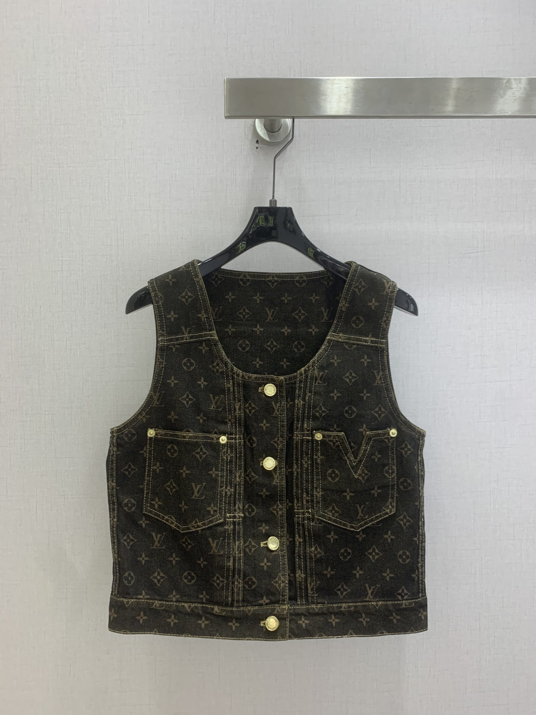 NO:823913,Highly recommended 26 spring and summer new style Presbyopia denim vest top laser printing series Produced by square collar waisted version × classic Monogram print, front metal buckle + topstitch pocket details, can be worn alone or stacked, easily create a retro noble layered look. One color SMLXL code, high quality ABC,,19860909强烈推荐 26春夏新款 老花牛仔马甲上衣 激光印花 系列出品 方领收腰版型×经典Monogram印花,前排金属扣+明线口袋细节,可单穿可叠搭,轻松打造复古贵气层次感造型.一个色 SMLXL码 高品质ABC,,,Women's clothing