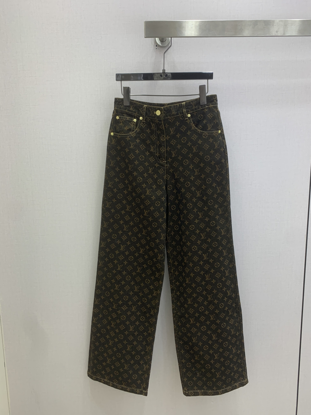 NO:823930,Highly recommended 26 spring and summer new style Presbyopic denim straight trousers, laser printed series, high-waisted straight version × classic Monogram print, retro distressed denim fabric, draped to make you look slimmer and not flattering, it is an elegant item that can easily be worn with long legs. One color, SMLXL code, high quality ABC,,19860909强烈推荐 26春夏新款 老花牛仔直筒长裤 激光印花 系列出品 高腰直筒版型×经典Monogram印花,复古做旧牛仔面料,垂坠显瘦不挑身材,是轻松穿出大长腿的贵气单品.一个色 SMLXL码 高品质ABC,,,Women's clothing