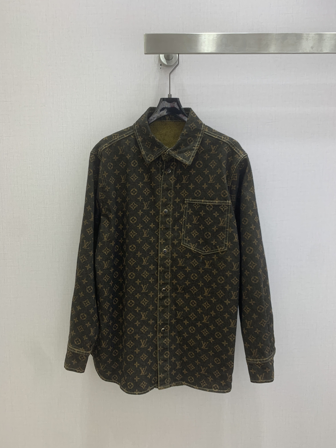 NO:823883,Highly recommended for the spring and summer of 26. Presbyopic lapel denim shirt. Produced by laser printing series. The dark brown denim base is lined with retro presbyopia, and the top stitching outlines a neat outline. It can be worn alone or stacked. It is a versatile item that welds together casual relaxation and LV's iconic texture. It can be easily worn to give an effortless sense of elegance. One color, SMLXL code, high quality ABC, Louis Vuitton, shirts,19860909强烈推荐 26春夏新款 老花翻领牛仔衬衫 激光印花 系列出品 深棕牛仔底衬着复古老花,明线勾勒出利落的轮廓.可单穿可叠搭,是把随性松弛和LV标志性质感焊在一起的万能单品,轻松穿出不费力的贵气感.一个色 SMLXL码 高品质ABC,,louis vuitton,shirts,,Women's clothing