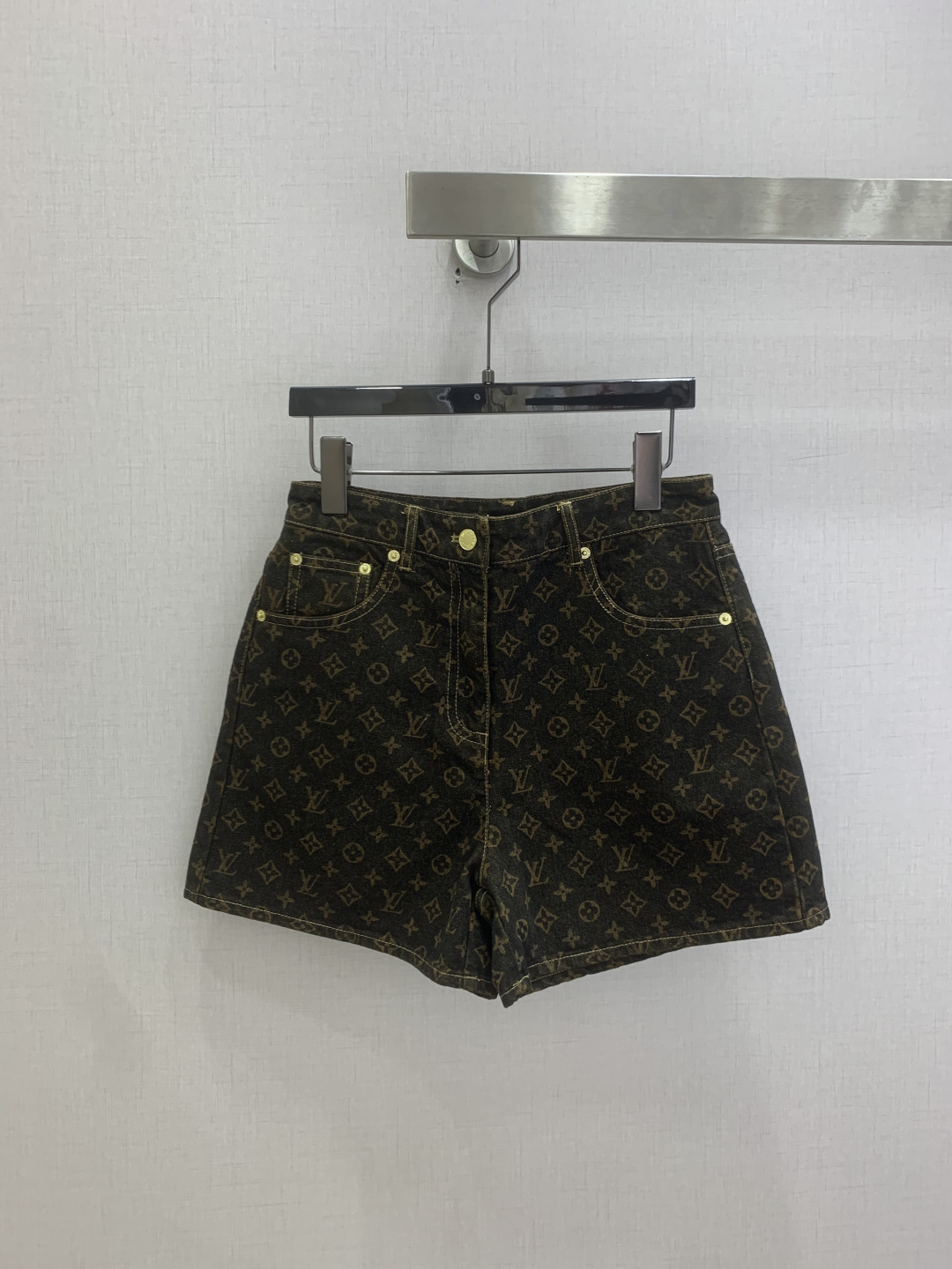 NO:823898,Highly recommended for the spring and summer of 26. Presbyopic denim shorts. Produced in the laser printing series. High-waisted A-line version × classic Monogram printing. Modifies the leg shape without picking up the figure. The retro and old texture is full. It is a versatile and noble item for spring and summer. One color SMLXL code high-quality ABC,, shorts,19860909强烈推荐 26春夏新款 老花牛仔短裤 激光印花 系列出品 高腰A字版型×经典Monogram印花,修饰腿型不挑身材,复古做旧质感拉满,是春夏穿搭的百搭贵气单品.一个色 SMLXL码 高品ABC,,shorts,,Women's clothing