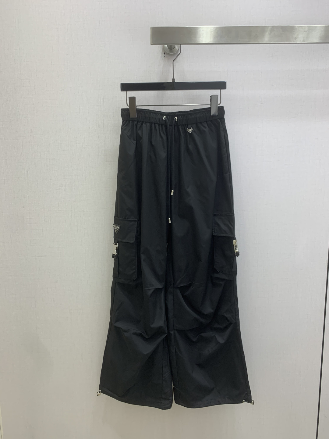 NO:825846,Highly recommended 26 spring and summer new style drawstring pleated work trousers, elastic waistband drawstring, work pocket design on both sides, casual and loose fit, super slimming effect on the upper body, two colors SML code, high quality ABC,,19860909强烈推荐 26春夏新款 抽绳褶皱工装长裤,松紧腰带抽绳,两侧工装口袋设计休闲宽松版型上身效果超显瘦、两个色 SML码 高品质ABC,,,Women's clothing