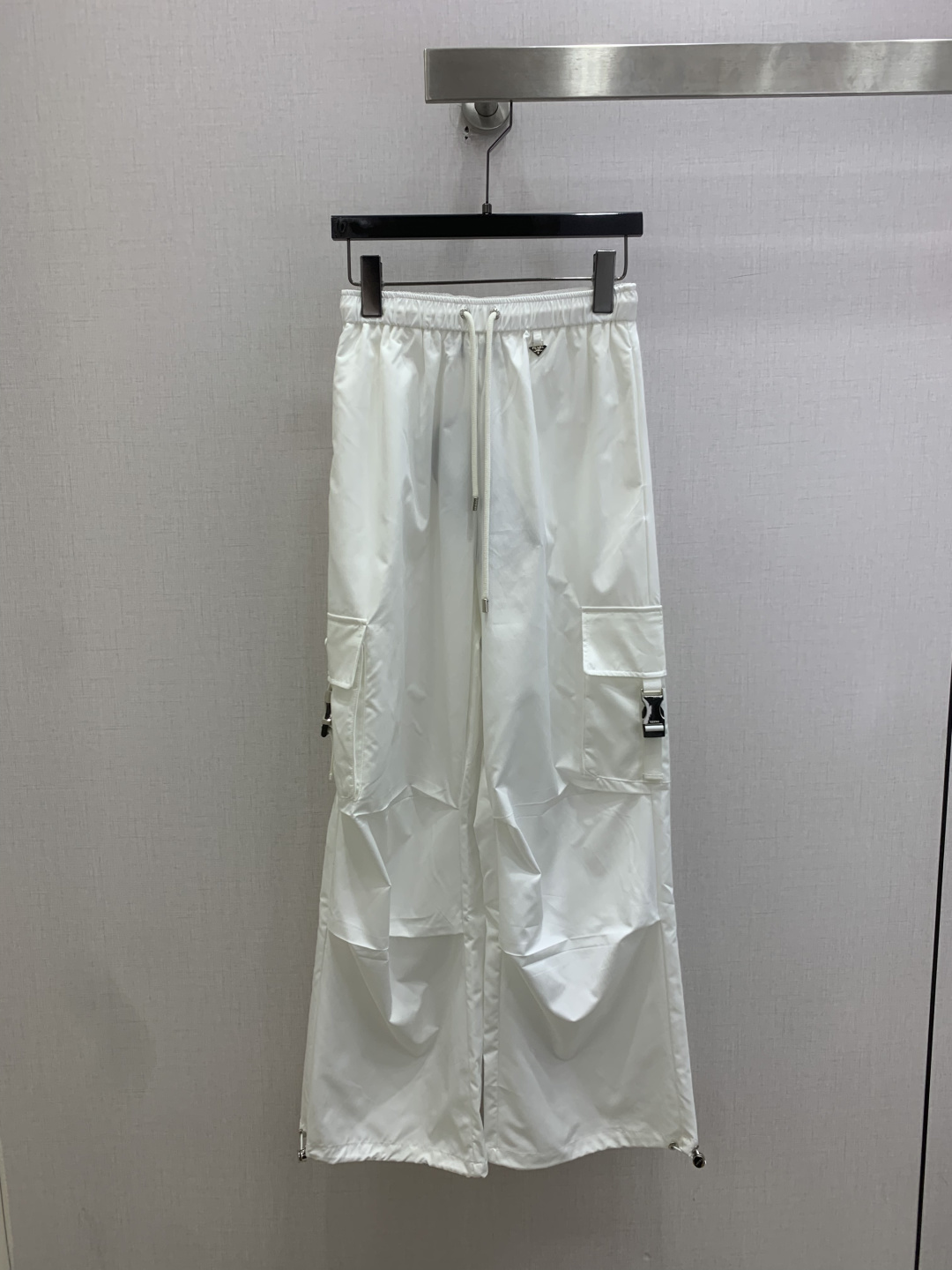 NO:825834,Highly recommended 26 spring and summer new style drawstring pleated work trousers, elastic waistband drawstring, work pocket design on both sides, casual and loose fit, super slimming effect on the upper body, two colors SML code, high quality ABC,,19860909强烈推荐 26春夏新款 抽绳褶皱工装长裤,松紧腰带抽绳,两侧工装口袋设计休闲宽松版型上身效果超显瘦、两个色 SML码 高品质ABC,,,Women's clothing