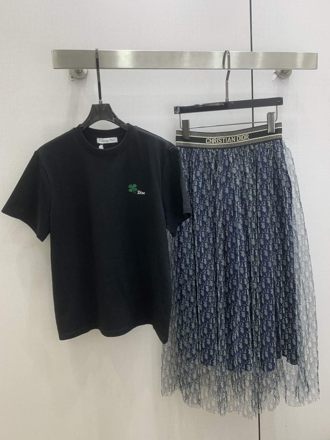 NO:825880,Highly recommended 26 spring and summer new styles, embroidered presbyopic mesh long skirt suit, four-leaf clover embroidered T-shirt, logo printed mesh skirt, round neck short-sleeved T-shirt with a sense of cuteness, the four-leaf clover embroidery on the chest is a gentle little code, the stitching is as delicate as wearing luck on the body, one color SML code, high quality ABC,,skirts,T-shirt,tees,t-shirt,19860909强烈推荐 26春夏新款 刺绣老花网纱长半裙套装 四叶草刺绣T恤logo印花网纱裙、圆领短袖T恤带着乖巧感,胸前四叶草刺绣是温柔的小暗号,针脚细腻得像把幸运穿在身上 一个色 SML码 高品质ABC,,skirts,T-shirt,tees，t-shirt,,Women's clothing