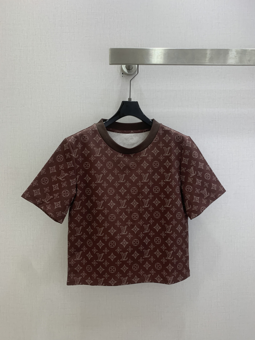 NO:825873,Highly recommended 26 spring and summer new style presbyopic short-sleeved T-shirt. Classic Monogram presbyopic craftsmanship, low-key and unobtrusive but full of texture. Soft and waxy fabric, skin-friendly and breathable. It is not boring to wear in summer. Short and slim fit, perfect to raise the waistline. It is super proportional when paired with high-waisted pants/skirts. One color SML code. High-quality ABC, skirts, T-shirts, tees, t-shirts,19860909强烈推荐 26春夏新款 老花短袖T恤 经典Monogram老花工艺,低调不张扬但质感拉满,软糯面料,亲肤透气,夏天穿也完全不闷 短款修身版型,完美拉高腰线,配高腰裤/半裙都超显比例 一个色 SML码 高品质ABC,,skirts,T-shirt,tees，t-shirt,,Women's clothing