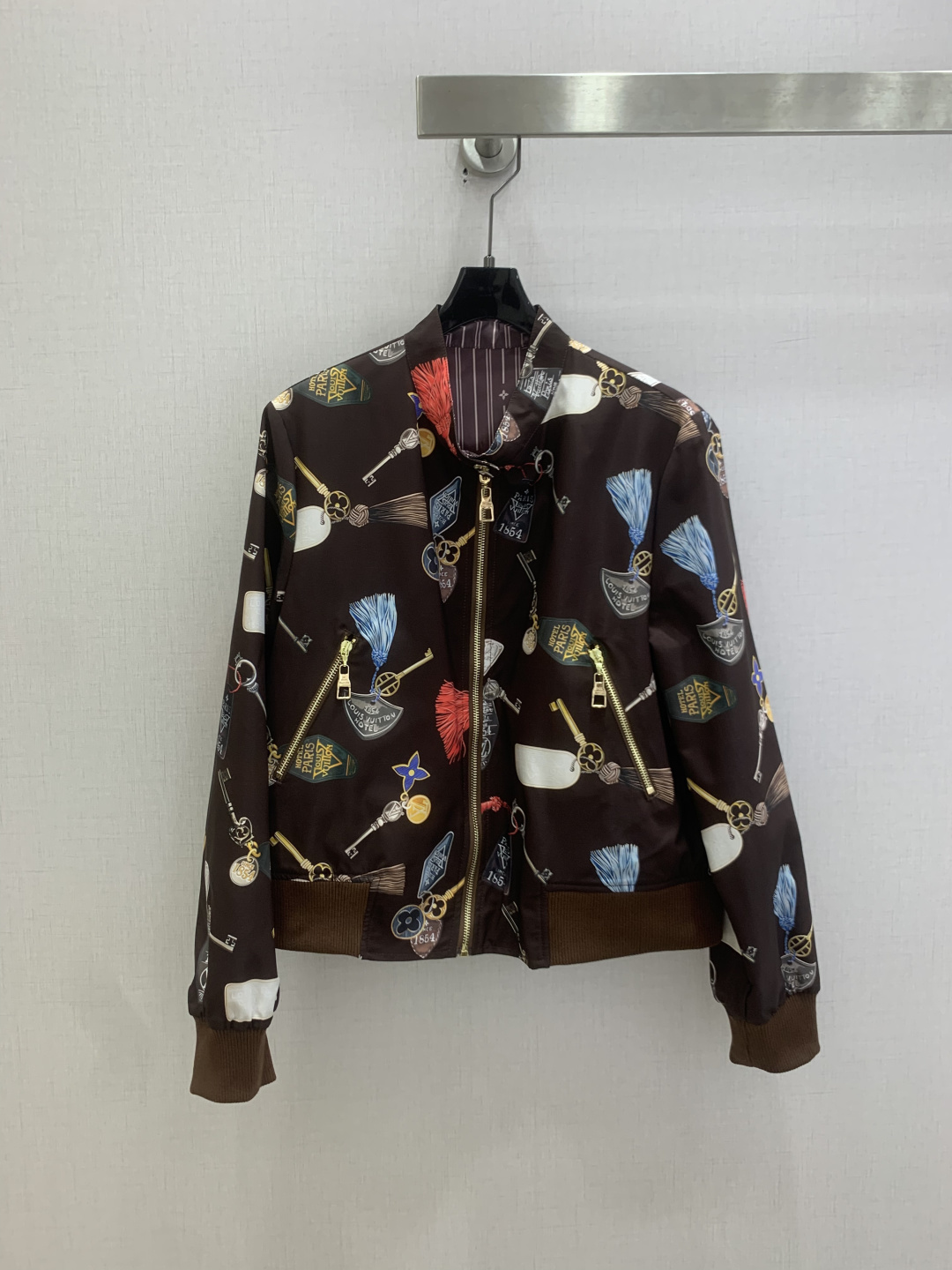 NO:825855,Highly recommended 26 spring and summer new style. Graphic printed reversible jacket. Penetration printing. It is full of details such as two-way zipper, stand-up collar design, threaded closure of the same color. Both front and back sides have pockets and complete craftsmanship, so that both sides can be worn independently. One color SMLXL code, high quality ABC,,jackets & coats,jackets & coats,19860909强烈推荐 26春夏新款 图案印花双面穿夹克外套 渗透印花 细节拉满的做双向拉链、立领设计、同色系螺纹收口,正反两面都做了口袋与完整的工艺处理,真正做到两面都能独立穿着.一个色 SMLXL码 高品质ABC,,jackets & coats,jackets & coats,,Women's clothing