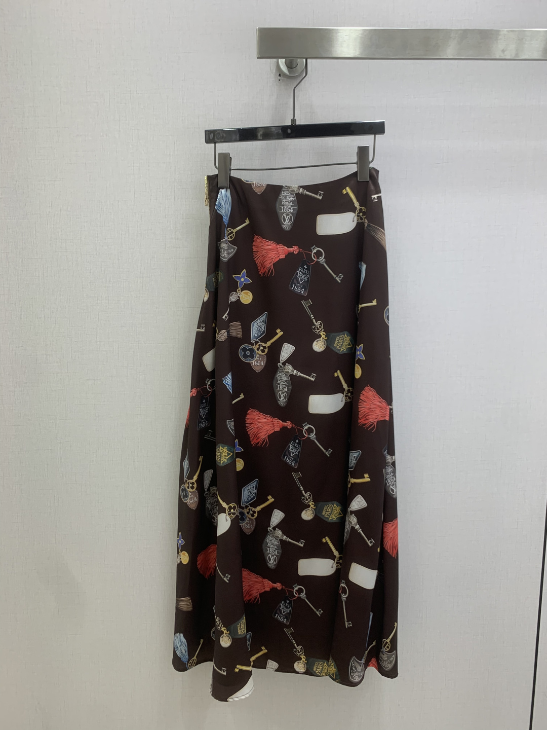 NO:825866,Highly recommended 26 spring and summer new style. Retro pattern printed long skirt. Penetration printing. Classic key + lock print, with retro travel aesthetics. Full of recognition but not exaggerated. High-waisted A-line version, perfect modification of waist and leg shape. Pear-shaped figure can be worn with eyes closed. One color. SMLXL code. High quality ABC,,skirts,19860909强烈推荐 26春夏新款 复古图案印花长半裙 渗透印花 经典钥匙+锁头印花,自带复古旅行美学,辨识度拉满又不浮夸 高腰A字版型,完美修饰腰腹和腿型,梨形身材直接闭眼冲 一个色 SMLXL码 高品质ABC,,skirts,,Women's clothing