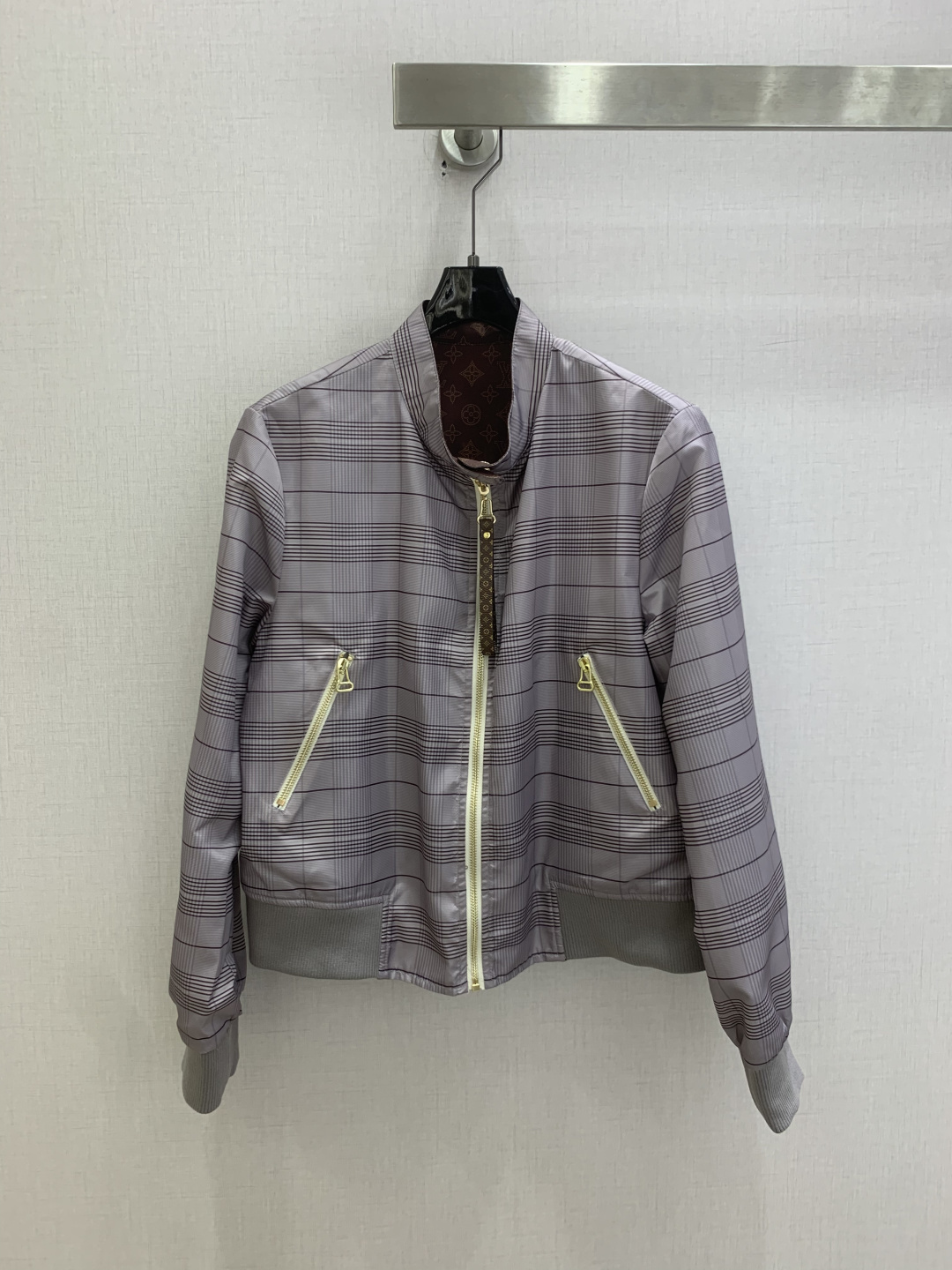 NO:825843,Highly recommended 26 spring and summer new style. Printed zipper double-sided jacket. Penetration printing. Double-sided design. One side is classic Monogram presbyopia, low-key and elegant;19860909强烈推荐 26春夏新款 印花拉链双面穿外套 渗透印花 双面设计一面经典Monogram老花,低调显贵；一面浅棕格纹,温柔知性,一件解锁两种风格 顺滑缎面面料,自带柔和光泽,上身不压身、不显臃肿 一个色 SMLXL码 高品质ABC,,jackets & coats,,Women's clothing