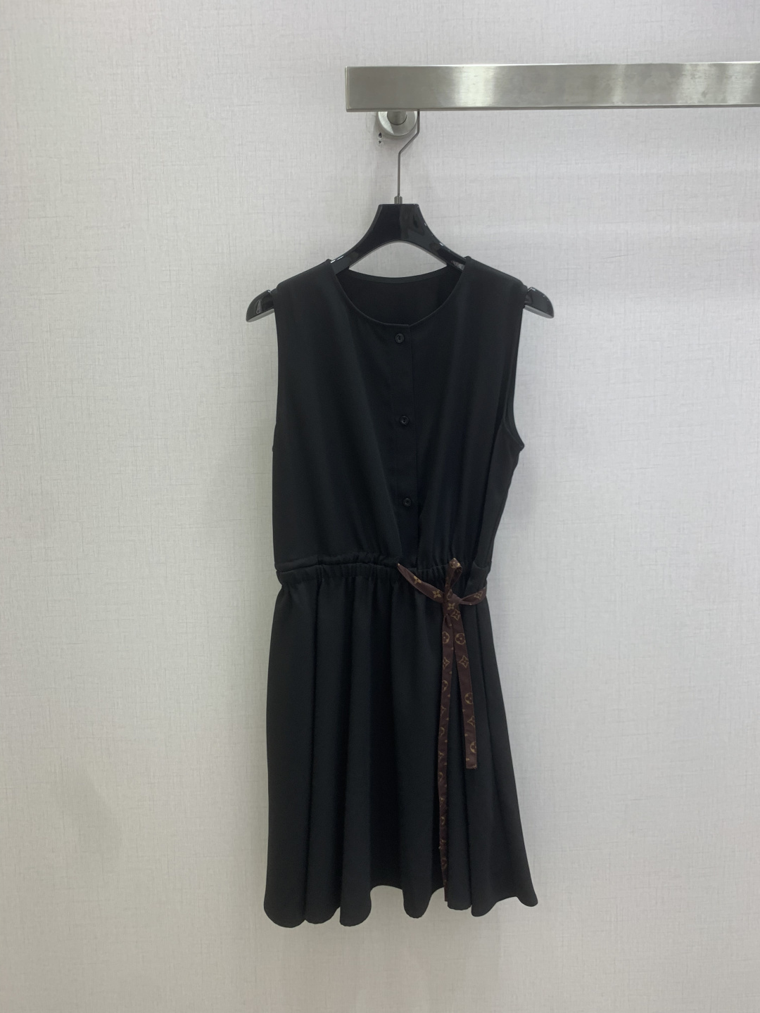 NO:825796,Highly recommended 26 spring and summer new sleeveless lace-up dress with penetrating printing, classic black + Monogram presbyopic lace, simple and elegant, tie it at the waist, and you will have a waist instantly!  The A-line hemline has the effect of hiding the flesh, and it is intellectually gentle when worn alone. It also looks great when paired with a suit. Even lazy people can easily wear it with a sense of luxury!  One color SMLXL code high quality ABC, skirts, business suit,19860909强烈推荐 26春夏新款 无袖系带连衣裙 渗透印花 经典黑+Monogram老花系带,简约又显贵,腰间一系,瞬间就有了腰！A字裙摆藏肉效果拉满,单穿知性温柔,外搭西装也超好看,懒人穿搭也能轻松穿出高级感！一个色 SMLXL码 高品质ABC,,skirts,business suit,,Women's clothing
