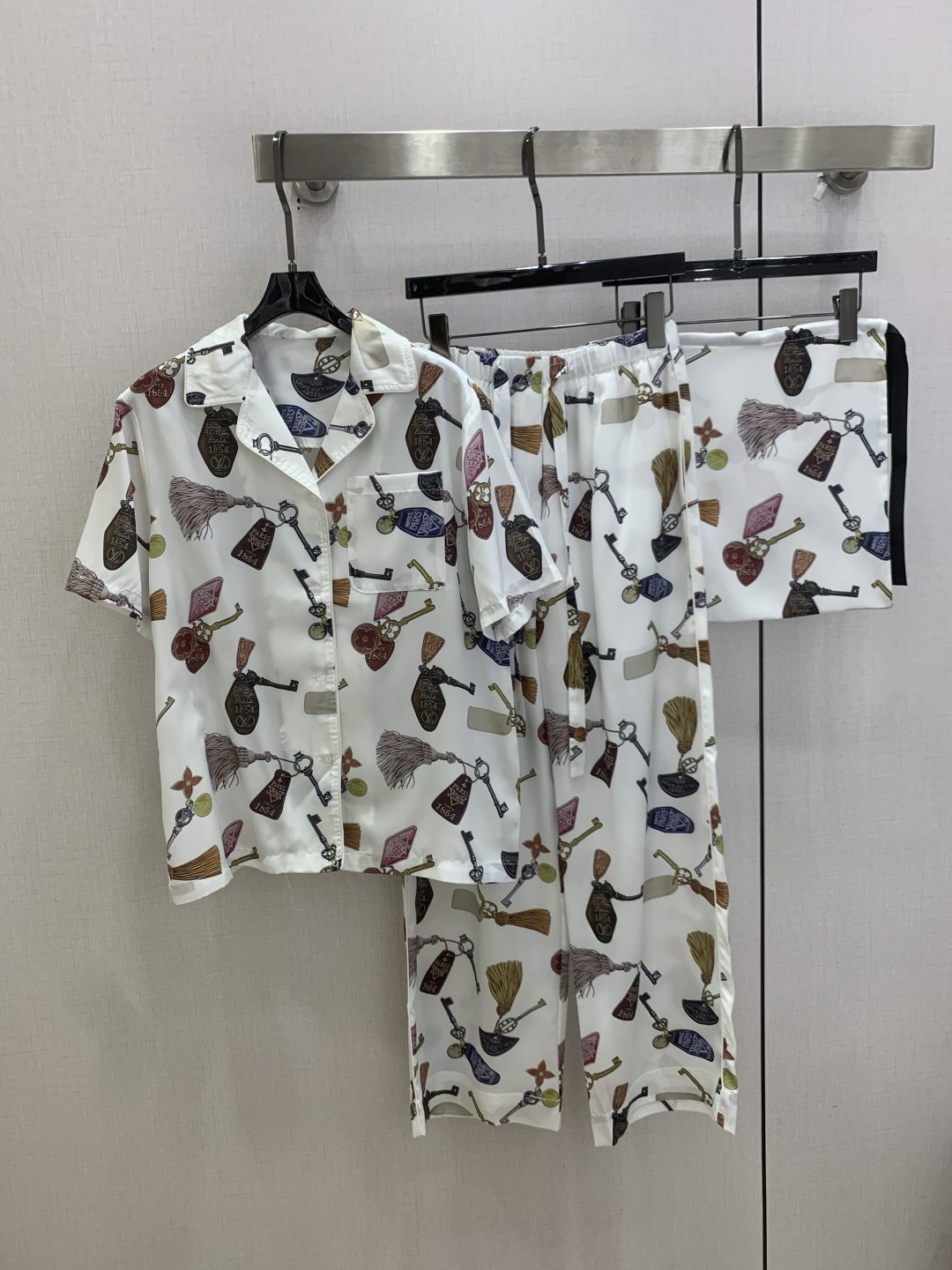 NO:825832,Highly recommended 26 spring and summer new pattern printed trousers suit. Permeable printing. The milky white background creates a gentle atmosphere. The fully printed LV keys, locks and tassel elements perfectly integrate the brand's iconic travel aesthetics and retro sentiment. The accompanying bag is one color, SMLXL code, high quality ABC, Louis Vuitton,19860909强烈推荐 26春夏新款 图案印花长裤套装 渗透印花 奶白底色铺就温柔氛围,满印的LV钥匙、锁头与流苏元素,将品牌标志性的旅行美学与复古情调完美融合.配包包 一个色 SMLXL码 高品质ABC,,louis vuitton,,Women's clothing