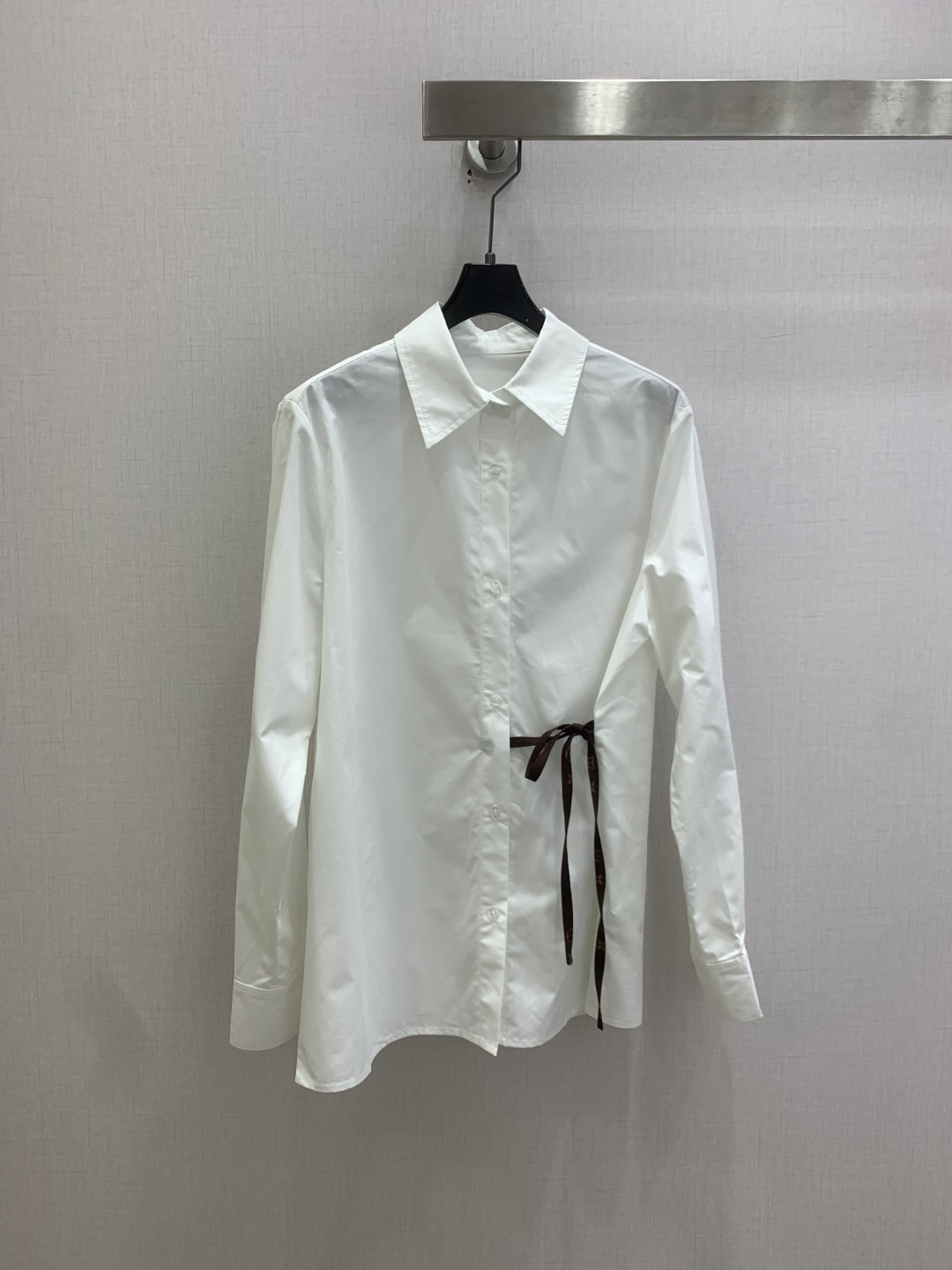 NO:825821,Highly recommended 26 spring and summer new style. Lapel lace-up long-sleeved shirt. Classic off-white shirt style, clean and refreshing, not picky, can be worn for daily commuting. Monogram presbyopia bow tie at the waist. Just tie it to tighten the waistline, bid farewell to bloat, and change the ratio of 30 to 70 in seconds. One color, SMLXL code, high quality ABC, shirts,19860909强烈推荐 26春夏新款 翻领系带长袖衬衫 经典米白衬衫版型,干净清爽不挑人,日常通勤都能穿 腰间Monogram老花蝴蝶结系带,轻轻一系就收住腰线,告别臃肿,秒变三七分比例 一个色 SMLXL码 高品质ABC,,shirts,,Women's clothing