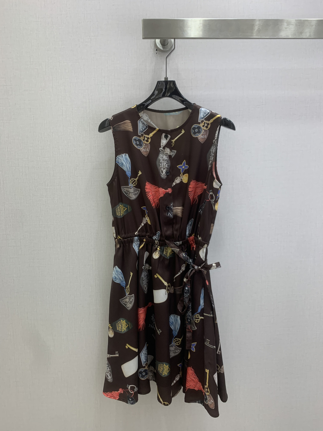 NO:825788,Highly recommended 26 spring and summer new pattern print sleeveless lace-up dress. Sleeveless design with round neck and front buttons, matched with laces of the same color at the waist, gently tying to outline the waistline. The A-line skirt is flexible and elegant, with a full flesh-hiding effect. It is also thoughtfully designed with practical pockets. It is a versatile item with a sense of story. One color, SMLXL code, high quality ABC,,skirts,19860909强烈推荐 26春夏新款 图案印花无袖系带连衣裙 圆领+前排扣的无袖设计,搭配腰间同色系系带,轻轻一系勾勒腰线,A字裙摆灵动飘逸,藏肉效果拉满,还贴心设计了实用口袋 是自带故事感的百搭单品 一个色 SMLXL码 高品质ABC,,skirts,,Women's clothing