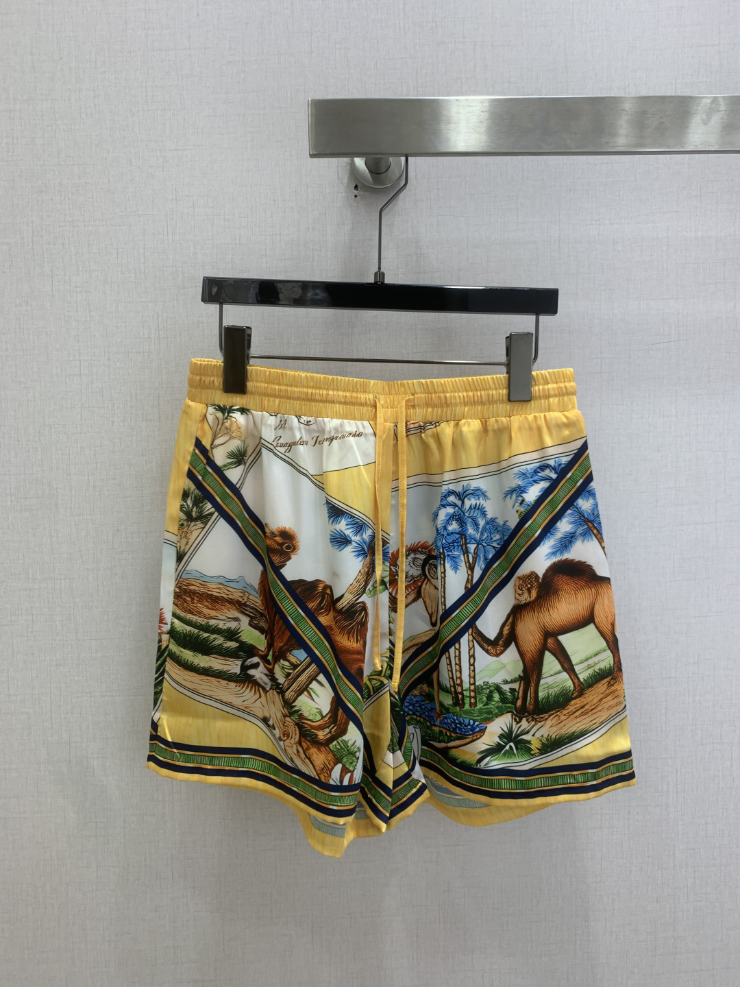 NO:827520,Highly recommended 26 spring and summer new silk printed drawstring shorts, silky fabric, silk, retro and fashionable, low-key temperament and luxurious and high-end!  The styles are versatile and not picky, customized technical fabrics, workmanship quality depends on the details. Bai Fumei is a must-have!  One color SMLXL code high quality AB, shorts, real silk,19860909强烈推荐 26春夏新款 真丝印花抽绳短裤 丝滑面料 真丝 复古时髦 低调气质又奢华高级！版型百搭不挑人,定制科技面料 做工品质看细节.白富美必入！一个色 SMLXL码 高品质AB,,shorts,real silk,,Women's clothing