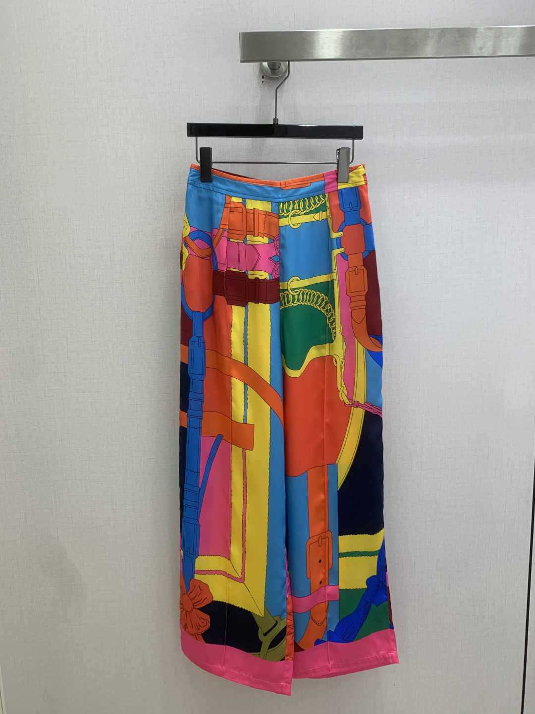NO:827479,Highly recommended 26 spring and summer new color printed silk shirts and color printed silk trousers, separate batches, silky fabrics, silk, retro and fashionable, low-key temperament and luxurious high-end!  The styles are versatile and not picky, customized technical fabrics, workmanship quality depends on the details. Bai Fumei is a must-have!  One color SMLXL code high quality, shirts, real silk,19860909强烈推荐 26春夏新款 彩色印花真丝衬衫彩色印花真丝长裤 分开批 丝滑面料 真丝 复古时髦 低调气质又奢华高级！版型百搭不挑人,定制科技面料 做工品质看细节.白富美必入！一个色 SMLXL码 高品质,,shirts,real silk,,Women's clothing