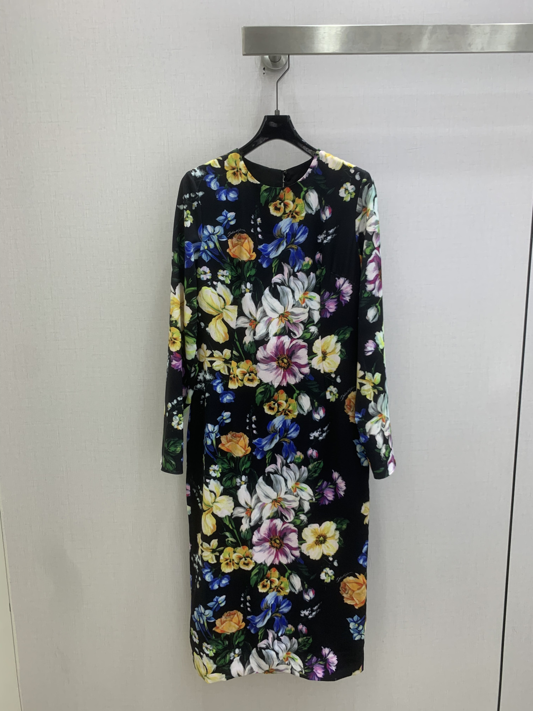 NO:827527,Highly recommended 26 spring and summer new style retro printed dress, silk, fashionable, low-key, luxurious and high-end!  The styles are versatile and not picky, the original customized technical fabrics, the quality of workmanship depends on the details. A must-have for Bai Fumei!  Two colors, SMLXL code, high quality ABC, skirts, real silk,19860909强烈推荐 26春夏新款 复古印花连衣裙 真丝 时髦低调气质又奢华高级！版型百搭不挑人,原版定制科技面料 做工品质看细节.白富美必入！两个色 SMLXL码 高品质ABC,,skirts,real silk,,Women's clothing