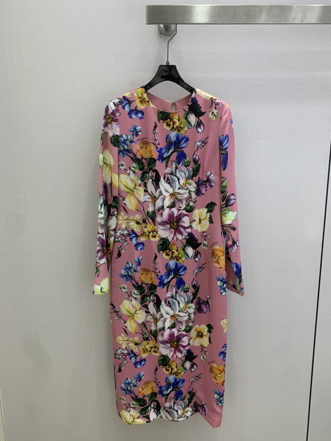 NO:827510,Highly recommended 26 spring and summer new style retro printed dress, silk, fashionable, low-key, luxurious and high-end!  The styles are versatile and not picky, the original customized technical fabrics, the quality of workmanship depends on the details. A must-have for Bai Fumei!  Two colors, SMLXL code, high quality ABC, skirts, real silk,19860909强烈推荐 26春夏新款 复古印花连衣裙 真丝 时髦低调气质又奢华高级！版型百搭不挑人,原版定制科技面料 做工品质看细节.白富美必入！两个色 SMLXL码 高品质ABC,,skirts,real silk,,Women's clothing
