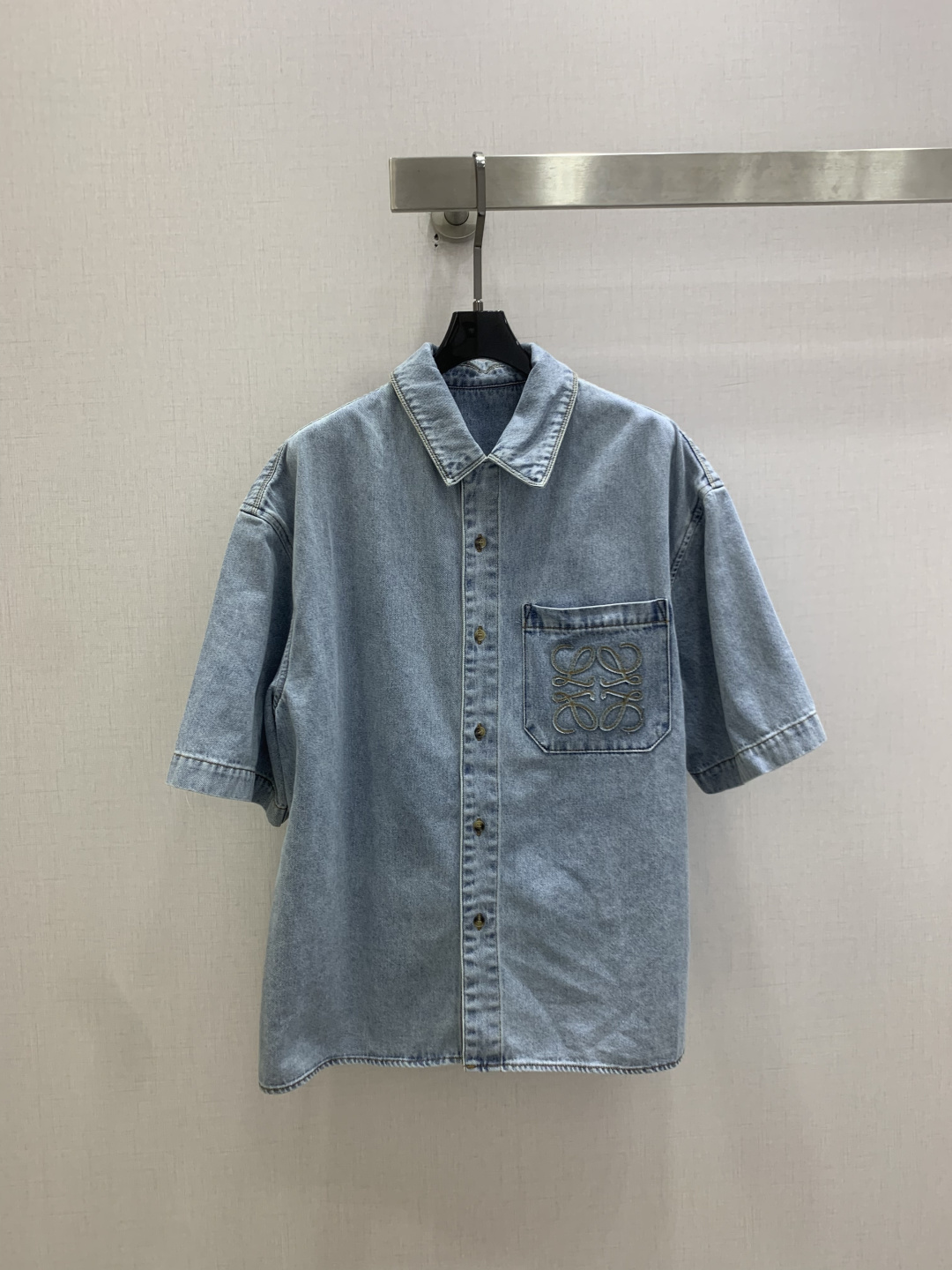 NO:830013,Highly recommended 26 spring and summer new style embroidered pocket denim short-sleeved shirt, long denim, nostalgic series, distressed effect plain denim, good appearance, versatile and worry-free, just a very clean feeling, a must-have for everyone, really great!  Washed denim cotton that feels very comfortable, aged and fermented style, one color SML code, high quality ABC, shirts, T-shirt,19860909强烈推荐 26春夏新款 刺绣口袋牛仔短袖衬衫 长款牛仔 怀旧感系列 做旧效果素颜牛仔 高颜值 百搭无烦恼 就是很干净的感觉 人手必备 真的很赞！ 手感很舒服的洗水牛仔棉 做旧酵洗造型 一个色 SML码 高品质ABC,,shirts,T-shirt,,Women's clothing