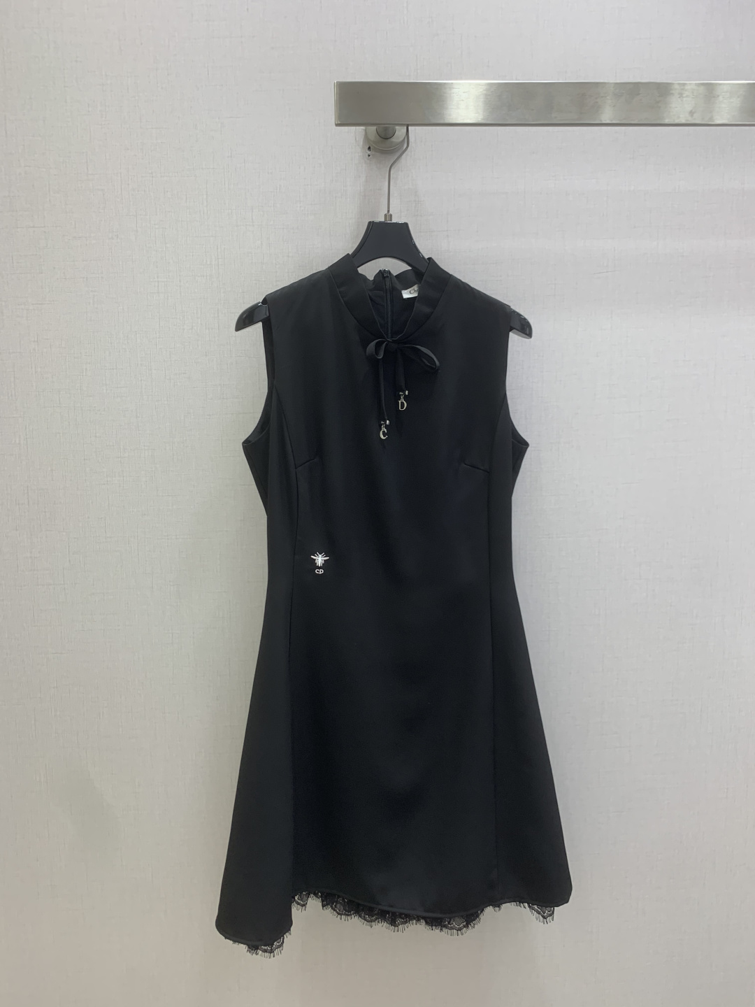 NO:829860,Highly recommended 26 spring and summer new style lace sleeveless lace-up dress. The style is super western. The upper body is casually high-end. Effortlessly fashionable. The overall is simple and elegant. The silhouette is comfortable to wear. Intellectual atmosphere. Creates a cool and high-end sense. Customized accessories. Perfect workmanship. Look at the details. Two colors. SML code. High quality ABC,,skirts,19860909强烈推荐 26春夏新款 拼蕾丝无袖系带连衣裙 版型超洋气 上身就一整个不经意的高级 毫不费力的时髦 整体简约大方 廓形穿着舒适 知性大气 打造飒爽高级感,开模定制配件,完美做工品质看细节 两个色 SML码 高品质ABC,,skirts,,Women's clothing