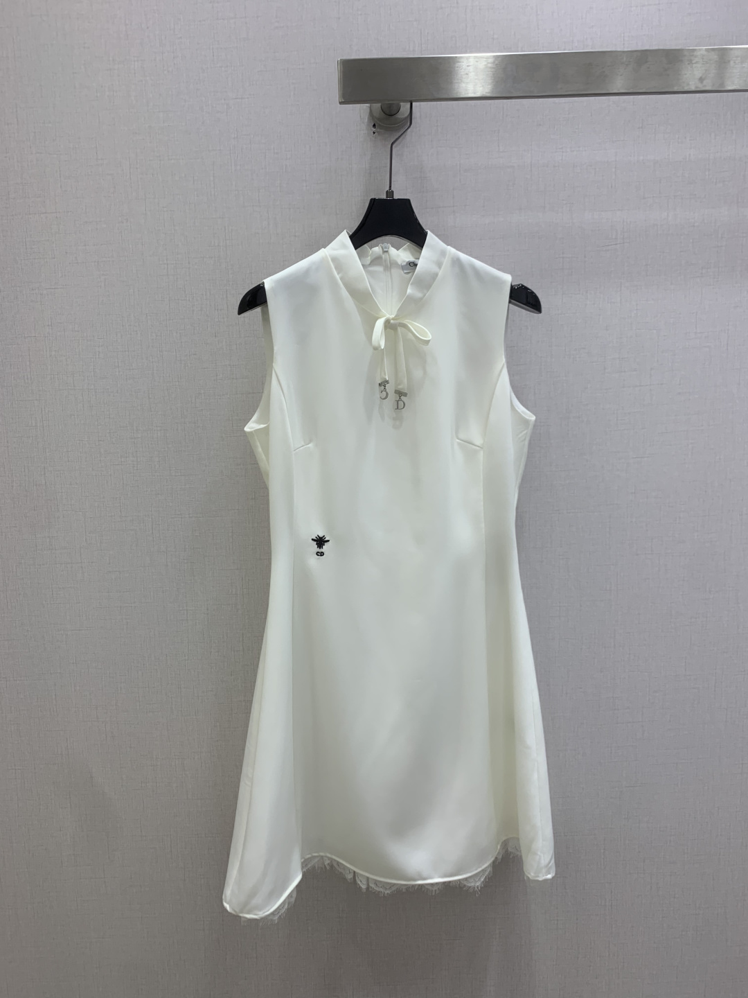 NO:829839,Highly recommended 26 spring and summer new style lace sleeveless lace-up dress. The style is super western. The upper body is casually high-end. Effortlessly fashionable. The overall is simple and elegant. The silhouette is comfortable to wear. Intellectual atmosphere. Creates a cool and high-end sense. Customized accessories. Perfect workmanship. Look at the details. Two colors. SML code. High quality ABC,,skirts,19860909强烈推荐 26春夏新款 拼蕾丝无袖系带连衣裙 版型超洋气 上身就一整个不经意的高级 毫不费力的时髦 整体简约大方 廓形穿着舒适 知性大气 打造飒爽高级感,开模定制配件,完美做工品质看细节 两个色 SML码 高品质ABC,,skirts,,Women's clothing