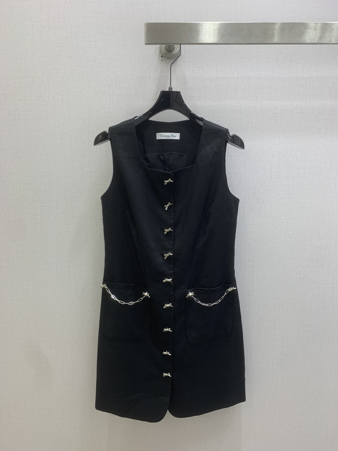 NO:829817,Highly recommended 26 spring and summer new style metal-breasted chain sleeveless dress. The style is super western. The upper body is casually high-end. Effortlessly fashionable. The overall simplicity and elegance. The silhouette is comfortable to wear. Intellectual atmosphere. Creates a cool and high-end feel. Customized accessories. Perfect workmanship. Look at the details. One color SML code. High-quality ABC,,skirts,19860909强烈推荐 26春夏新款 金属排扣链条无袖连衣裙 版型超洋气 上身就一整个不经意的高级 毫不费力的时髦 整体简约大方 廓形穿着舒适 知性大气 打造飒爽高级感,开模定制配件,完美做工品质看细节 一个色 SML码 高品质ABC,,skirts,,Women's clothing