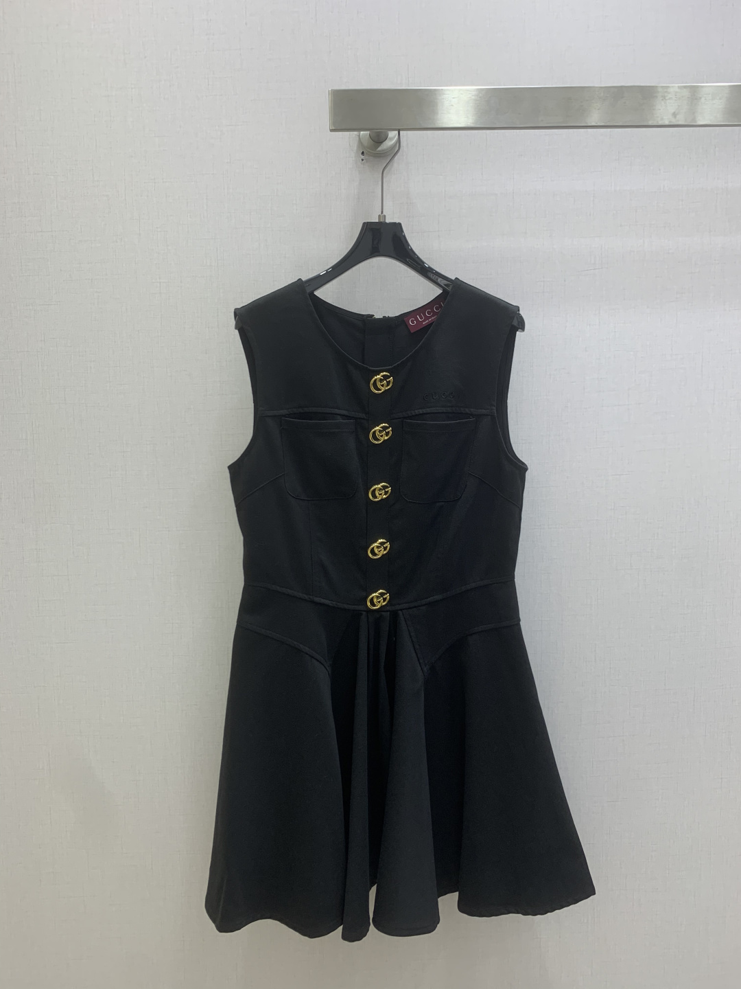 NO:829880,Highly recommended 26 spring and summer new style Double G hardware sleeveless zipper dress. The style is super western. The upper body is casually high-end. Effortlessly fashionable. The overall is simple and elegant. The silhouette is comfortable to wear. Intelligent and elegant. Creates a cool and high-end sense. Open mold custom accessories. Perfect workmanship quality. Look at the details. One color SML code. High quality ABC,,skirts,19860909强烈推荐 26春夏新款 双G五金无袖拉链连衣裙 版型超洋气 上身就一整个不经意的高级 毫不费力的时髦 整体简约大方 廓形穿着舒适 知性大气 打造飒爽高级感,开模定制配件,完美做工品质看细节 一个色 SML码 高品质ABC,,skirts,,Women's clothing