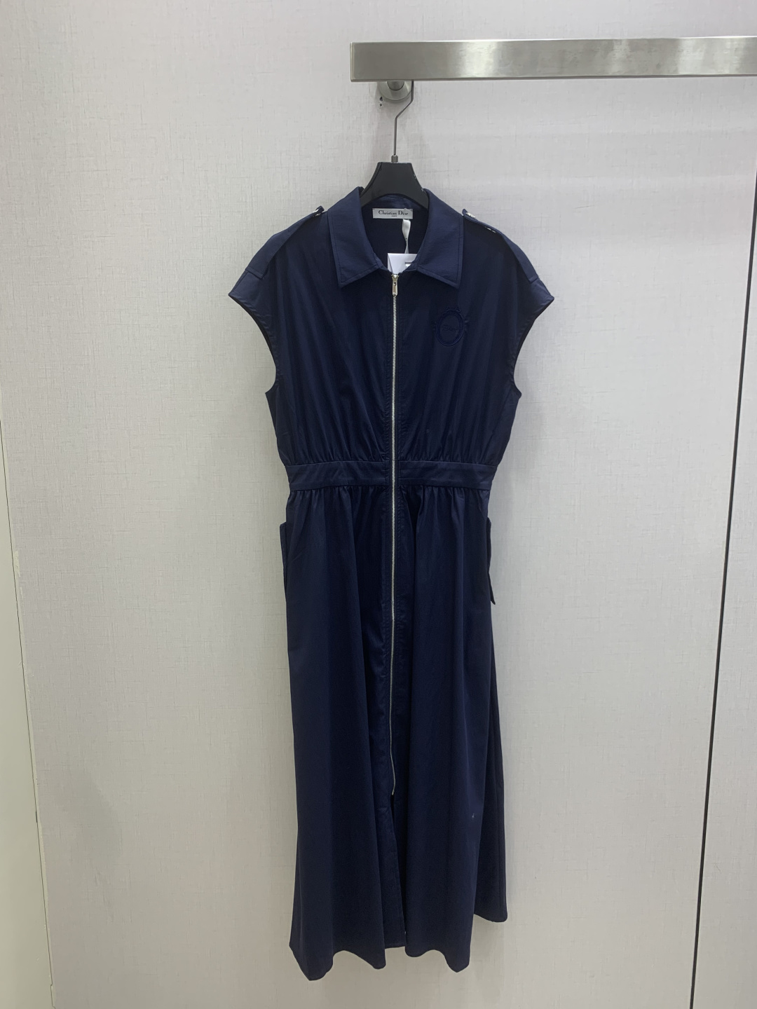 NO:829861,Highly recommended 26 spring and summer new emblem embroidered zipper dress, classic design, the upper body is exquisite and capable, and it can be matched with ease!  The customized imported fabrics are crisp and stylish, with a full sense of high-end. Full of texture and fashionable, it is recommended to buy!  The quality of workmanship depends on the details. Two colors SML code. High quality ABC, skirts,19860909强烈推荐 26春夏新款 徽章刺绣拉链连衣裙 经典款设计 上身精致又干练得体,搭配起来随心应手！定制的进口面料挺括有型 满满的高级感.质感十足,时尚潮流 ,推荐入手！ 做工品质看细节 两个色 SML码 高品质ABC,,skirts,,Women's clothing