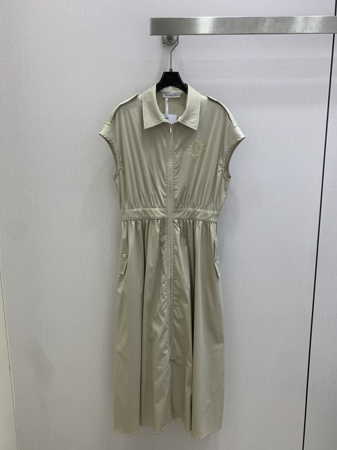 NO:829841,Highly recommended 26 spring and summer new emblem embroidered zipper dress, classic design, the upper body is exquisite and capable, and it can be matched with ease!  The customized imported fabrics are crisp and stylish, with a full sense of high-end. Full of texture and fashionable, it is recommended to buy!  The quality of workmanship depends on the details. Two colors SML code. High quality ABC, skirts,19860909强烈推荐 26春夏新款 徽章刺绣拉链连衣裙 经典款设计 上身精致又干练得体,搭配起来随心应手！定制的进口面料挺括有型 满满的高级感.质感十足,时尚潮流 ,推荐入手！ 做工品质看细节 两个色 SML码 高品质ABC,,skirts,,Women's clothing