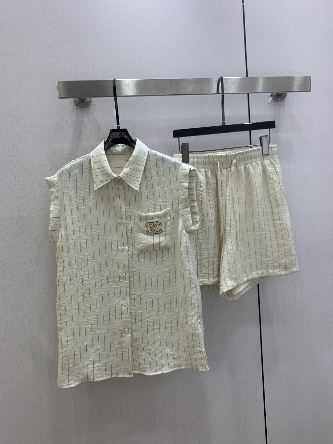 NO:829761,Highly recommended 26 spring and summer new striped embroidered pocket suit limited series!  A stunningly designed set!  Simple old money style, fashionable, low-key and luxurious!  The style is versatile and not picky, and the quality of workmanship depends on the details. A must-have for white, rich and beautiful women!  Two colors SML code high quality ABC,,19860909强烈推荐 26春夏新款 条纹绣品口袋套装 限定系列！设计感拉满的绝绝子套装！简约老钱风 时髦低调气质又奢华高级！版型百搭不挑人,做工品质看细节.白富美必入！两个色 SML码 高品质ABC,,,Women's clothing