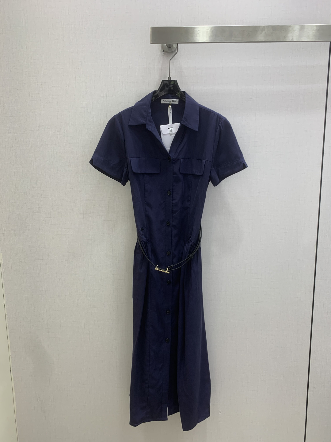NO:829820,Highly recommended 26 spring and summer new belted lapel short-sleeved dress. Classic design. The upper body is exquisite and capable, and it can be matched with ease!  The customized imported fabrics are crisp and stylish, with a full sense of high-end. Full of texture and fashionable, it is recommended to buy!  The quality of workmanship depends on the details. Two colors SML code. High quality ABC, skirts, T-shirts,19860909强烈推荐 26春夏新款 腰带翻领短袖连衣裙 经典款设计 上身精致又干练得体,搭配起来随心应手！定制的进口面料挺括有型 满满的高级感.质感十足,时尚潮流 ,推荐入手！ 做工品质看细节 两个色 SML码 高品质ABC,,skirts,T-shirt,,Women's clothing