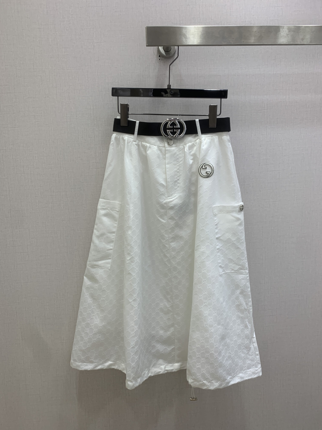 NO:829716,Highly recommended 26 spring and summer new style jacquard embroidered belt bud long skirt. Simple yet exuding luxury. The workmanship of the whole dress is very fine!  The version is simple and clear at a glance, beautiful and fantasy, low-key yet eye-catching, you must choose this one. Two colors, SML code, high quality ABC,,skirts,19860909强烈推荐 26春夏新款 提花绣品腰带花苞长半裙 简约中流露出高奢 整件衣服做工更是非常精细！ 版型简单一目了然,美伦美幻 低调又要引人注目,必选这款 两个色 SML码 高品质ABC,,skirts,,Women's clothing