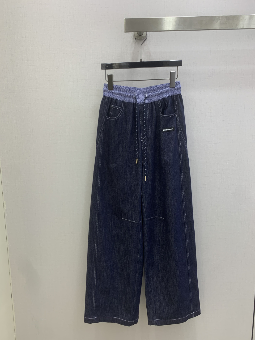 NO:829718,Highly recommended 26 spring and summer new style. Contrasting color drawstring denim trousers. The whole piece is three-dimensional. It is all-round and refined to look like a star. The upper body is super covered and the legs are slim. It is very easy to match. It is simple. It can be worn with a refreshing and fashionable sense of high-end. It is elegant and fashionable in daily life. It is very versatile. The color is very beautiful. The fabric is high-end and textured. A must-have for dating and shopping. One color SML code, high quality ABC,,19860909强烈推荐 26春夏新款 撞色抽绳牛仔长裤 整件立体剪裁 全方位精致做明星穿搭 上身超级遮肉显瘦 超拉腿部比例 巨好搭配 简简单单 穿出清爽时髦的高级感 日常优雅又时髦巨百搭 颜色很好看 面料高级又有质感 约会逛街必备 一个色 SML码 高品质ABC,,,Women's clothing
