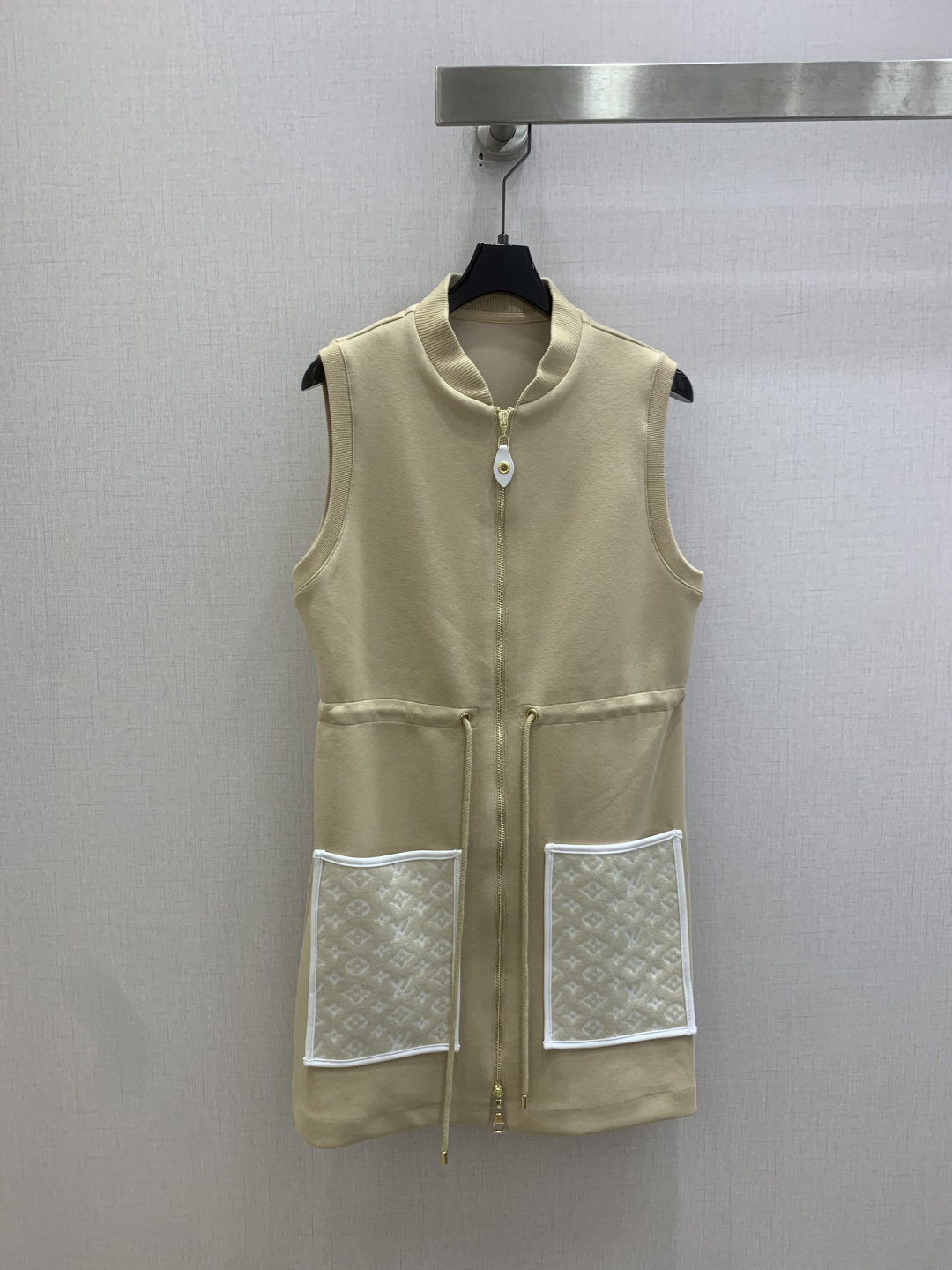 NO:829609,Highly recommended 26 spring and summer new style, spliced ​​pocket waist sleeveless dress, apricot color with gentle filter, presbyopic pocket contrast design with built-in memory points; sleeveless version covers the breasts to show the shoulder and neck lines, waist drawstring raises the waistline, easy to wear three to seven ratio, simple and stylish for daily wear. One color SMLXL code, high quality ABC,,skirts,19860909强烈推荐 26春夏新款 拼接口袋收腰无袖连衣裙 奶杏色自带温柔滤镜,老花口袋撞色设计自带记忆点；无袖版型遮副乳显肩颈线条,收腰抽绳拉高腰线,轻松穿出三七分比例 日常穿简约又有格调.一个色 SMLXL码 高品质ABC,,skirts,,Women's clothing