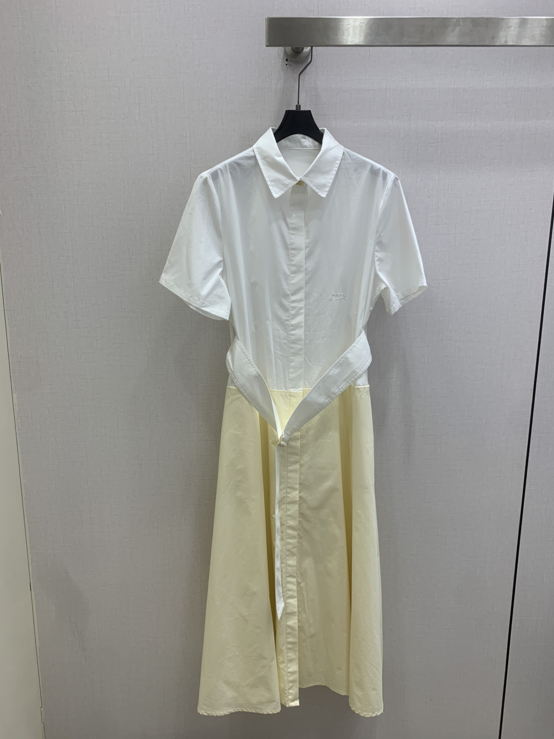NO:829673,Highly recommended 26 spring and summer new color-blocked belted short-sleeved dress. Classic shirt collar + short-sleeved design, refreshing and neat, same color wide belt + waist design, one-click to pinch out the waist, optimize the 37-7 ratio. The large drape skirt modifies the hip width and thick legs, hides the flesh and makes the legs slimmer, suitable for commuting/dating/traveling. One color SMLXL code, high quality ABC,,skirts,shirts,T-shirt,19860909强烈推荐 26春夏新款 拼色腰带短袖连衣裙 经典衬衫领+短袖设计,清爽利落,同色系宽腰带+收腰设计,一键掐出小蛮腰,优化三七分比例 垂坠感大裙摆修饰胯宽腿粗,藏肉显瘦,通勤/约会/出游都适配 一个色 SMLXL码 高品质ABC,,skirts,shirts,T-shirt,,Women's clothing