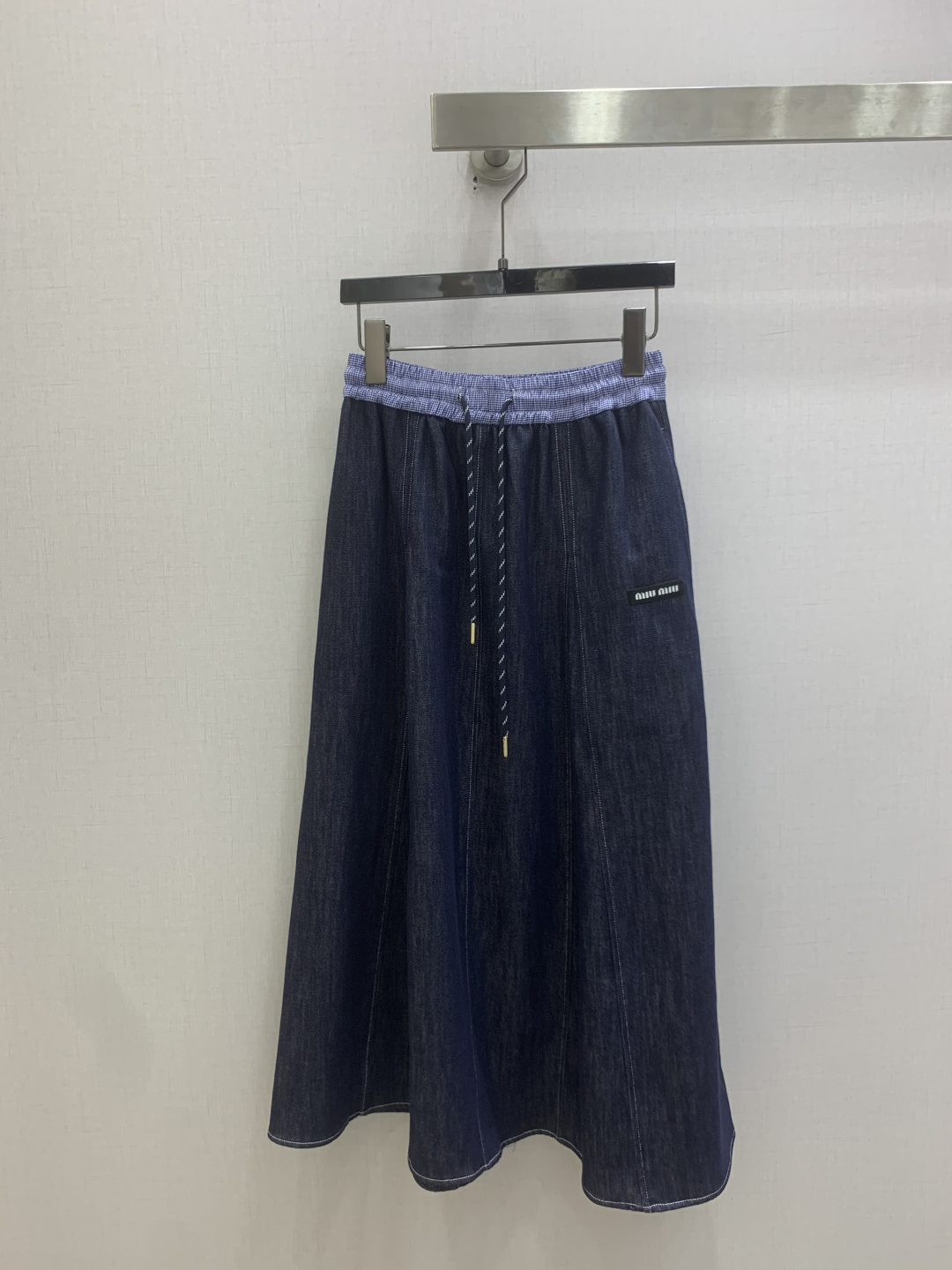 NO:829780,Highly recommended 26 spring and summer new style, contrasting color drawstring denim long skirt, denim denim skirt, super fashionable, unique color tones, cool and sassy on the upper body, fine texture, natural cotton feel, both muscular and soft, super beautiful!  The details and workmanship are super good, new products are in stock, open the box and grab them. One color SML code, high quality ABC, skirts,19860909强烈推荐 26春夏新款 撞色抽绳牛仔长半裙 丹宁牛仔半裙 超时髦 个性色调上身又酷又飒爽 纹理细腻,棉感自然,既有筋骨感又不失柔软,超级漂亮！细节做工超级好,新品现货开箱开抢 一个色 SML码 高品质ABC,,skirts,,Women's clothing