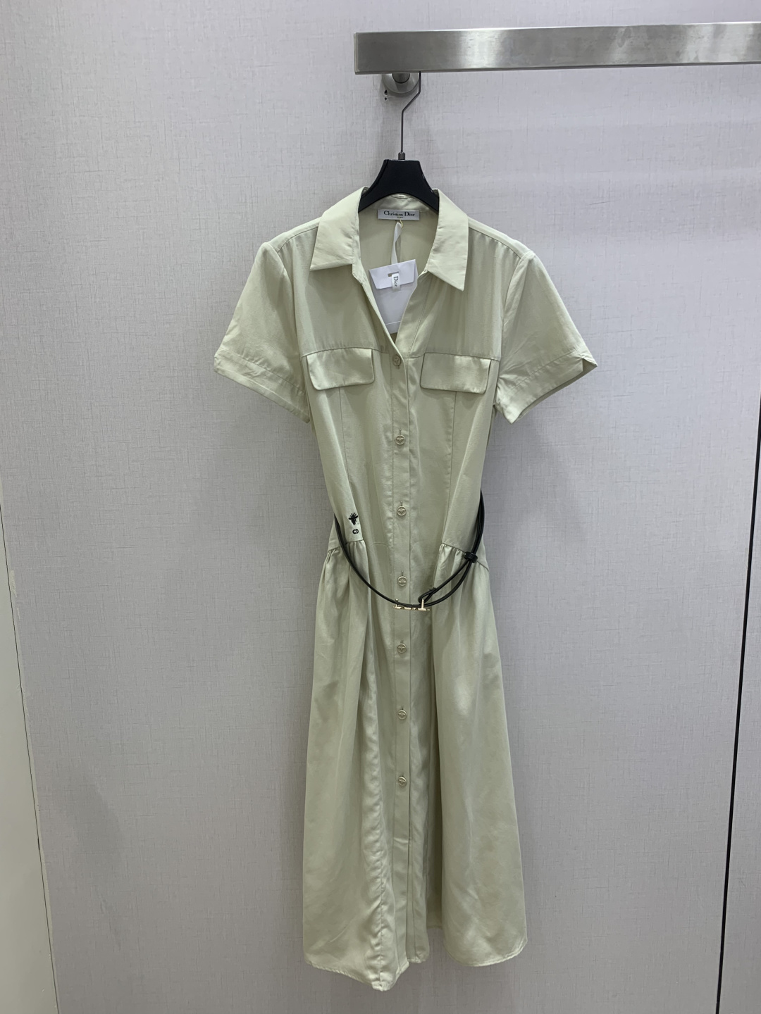 NO:829800,Highly recommended 26 spring and summer new belted lapel short-sleeved dress. Classic design. The upper body is exquisite and capable, and it can be matched with ease!  The customized imported fabrics are crisp and stylish, with a full sense of high-end. Full of texture and fashionable, it is recommended to buy!  The quality of workmanship depends on the details. Two colors SML code. High quality ABC, skirts, T-shirts,19860909强烈推荐 26春夏新款 腰带翻领短袖连衣裙 经典款设计 上身精致又干练得体,搭配起来随心应手！定制的进口面料挺括有型 满满的高级感.质感十足,时尚潮流 ,推荐入手！ 做工品质看细节 两个色 SML码 高品质ABC,,skirts,T-shirt,,Women's clothing